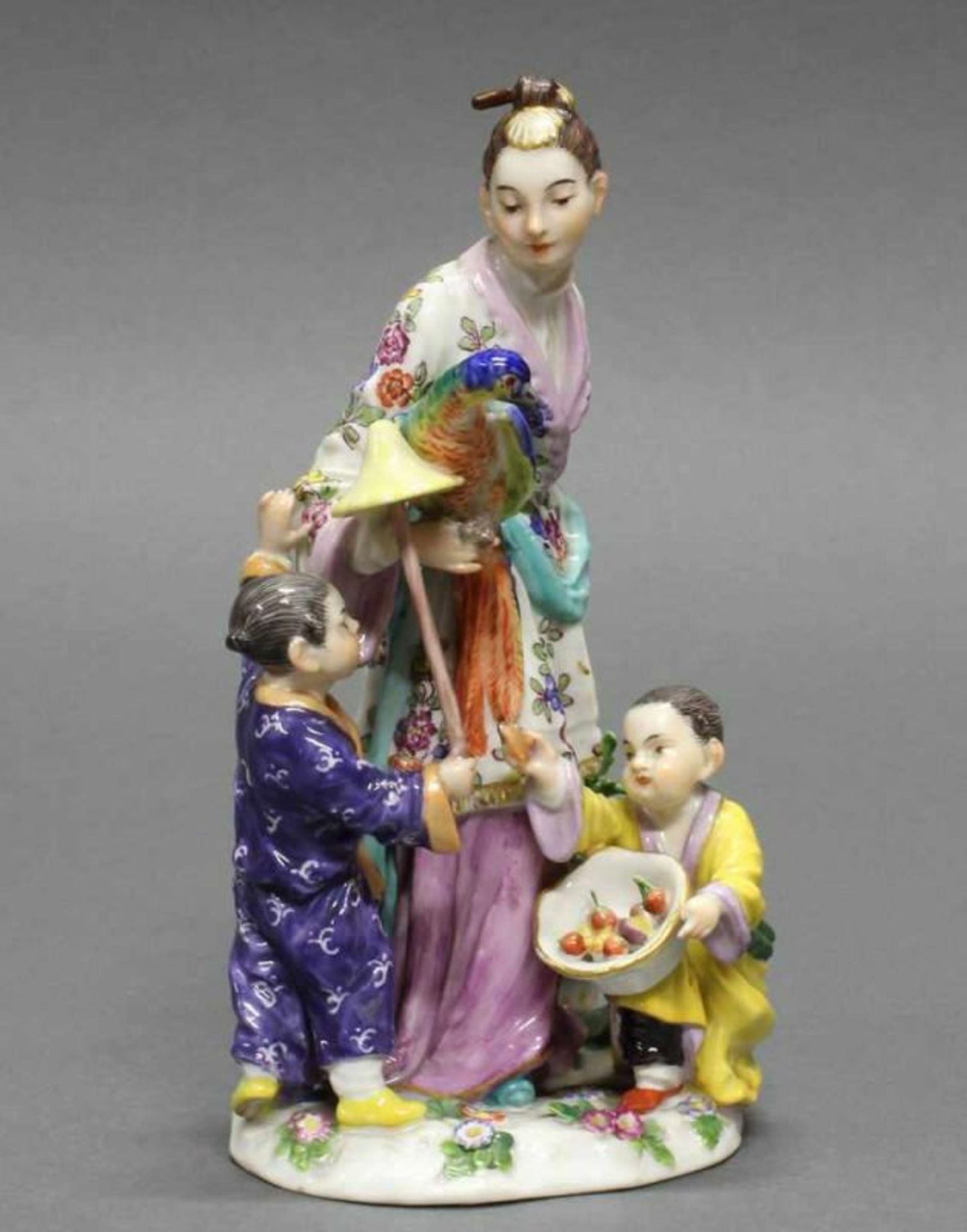 Porzellangruppe, "Chinesin mit Papagei und zwei Kindern", Meissen, Schwertermarke, 1924-1934, 1. - Image 2 of 5