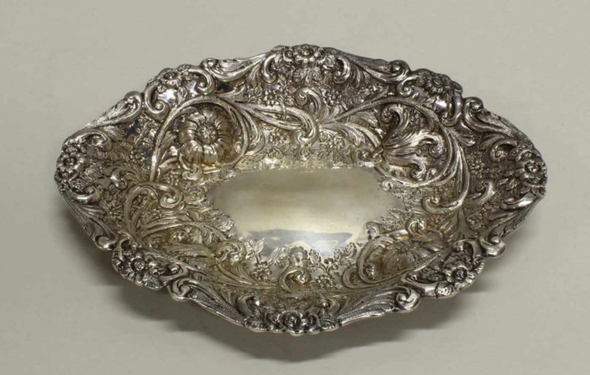 Schale, Silber 925, London, 1895, Goldsmiths & Silversmiths Co., floraler Reliefdekor, umseitig