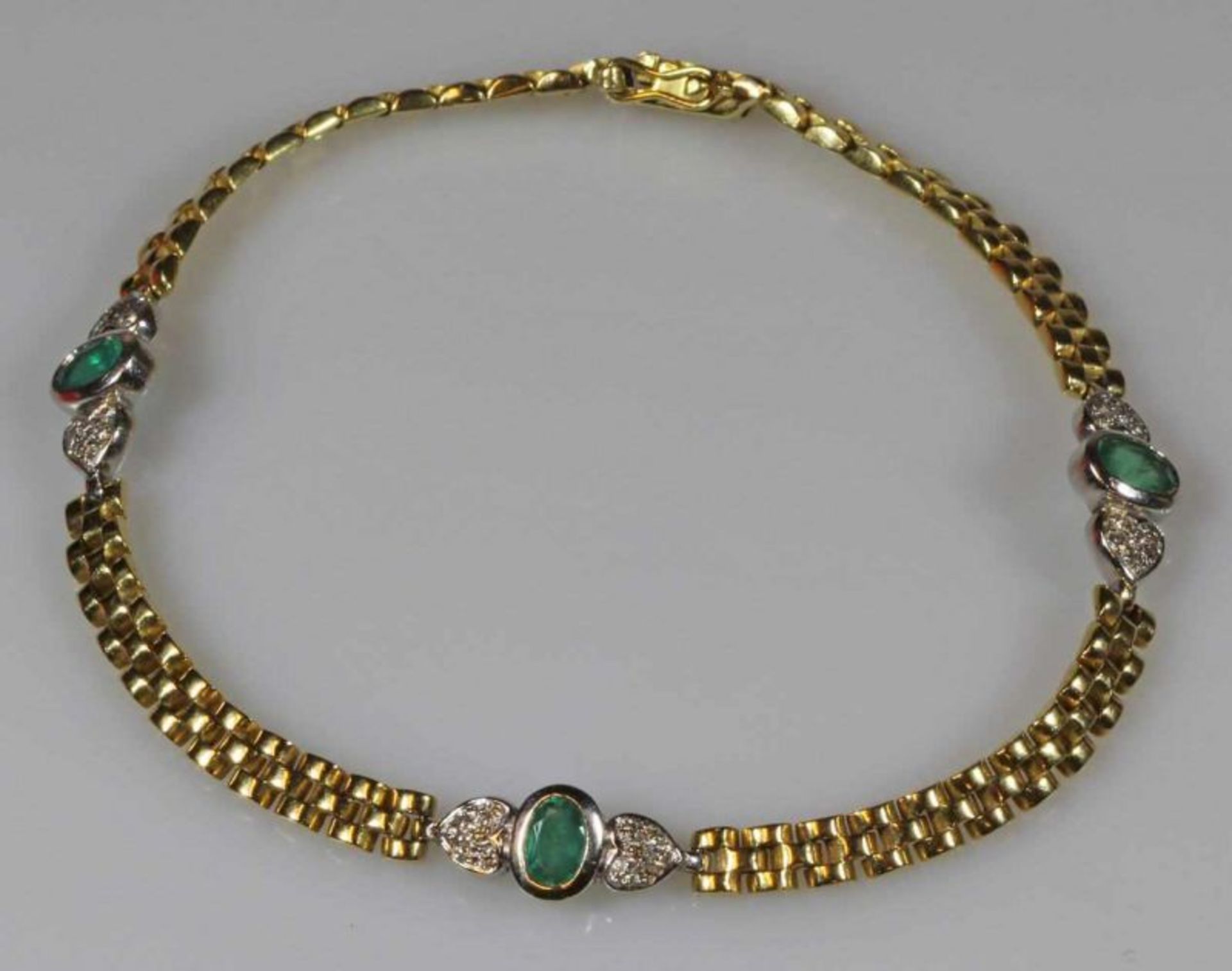Armband, WG/GG 750, 3 oval faccettierte Smaragde, 6 kleine Herzelemente mit Brillantbesatz, 21 cm,