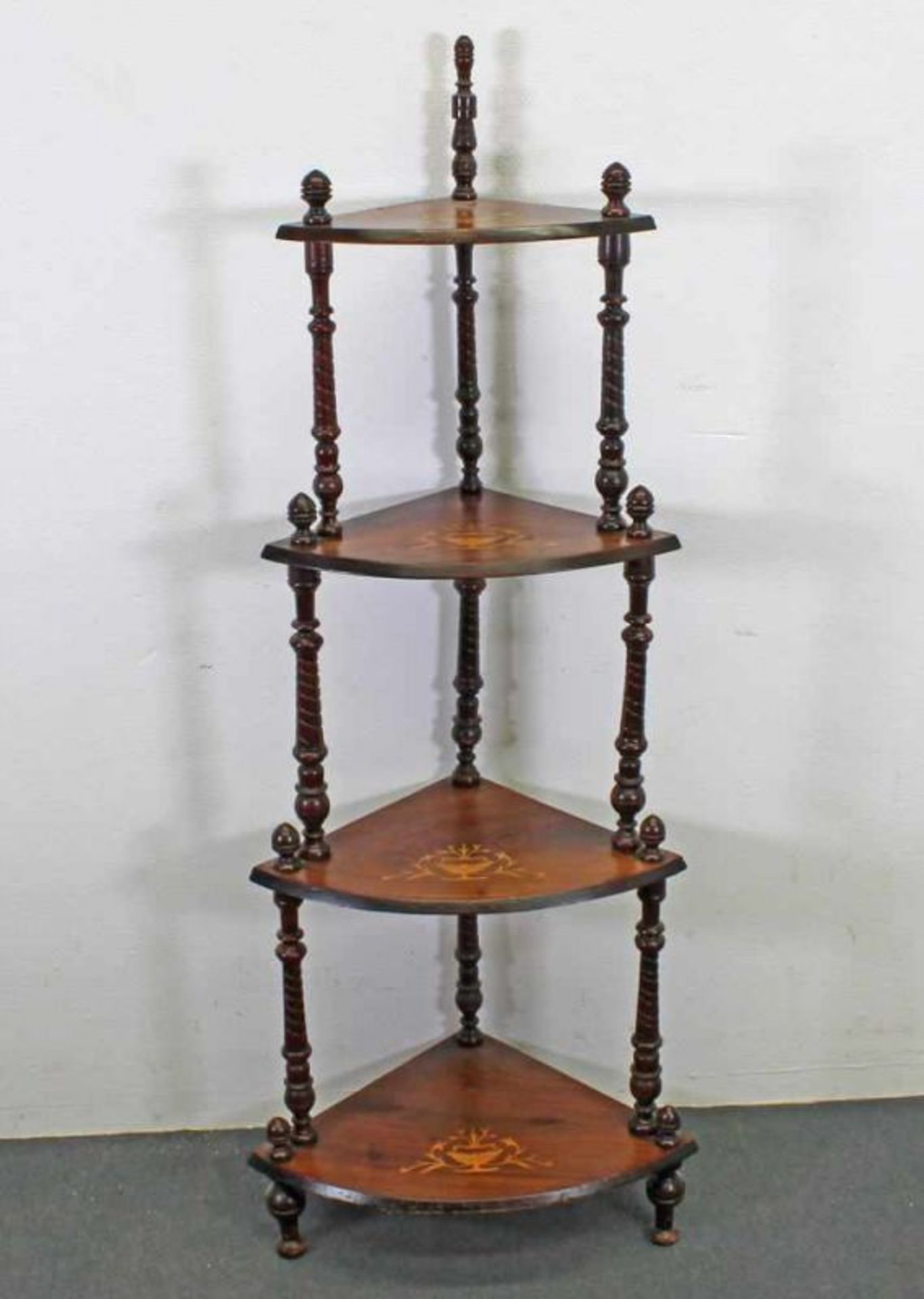 Eck-Etagere, England, um 1900, Mahagoni mit Intarsien, vier Etagen, 145 cm hoch 20.00 % buyer's