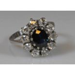 Ring, WG 585, 1 ovaler facettierter Saphir ca. 1.60 ct., 10 Brillanten zus. ca. 1.0 ct., etwa w/si-