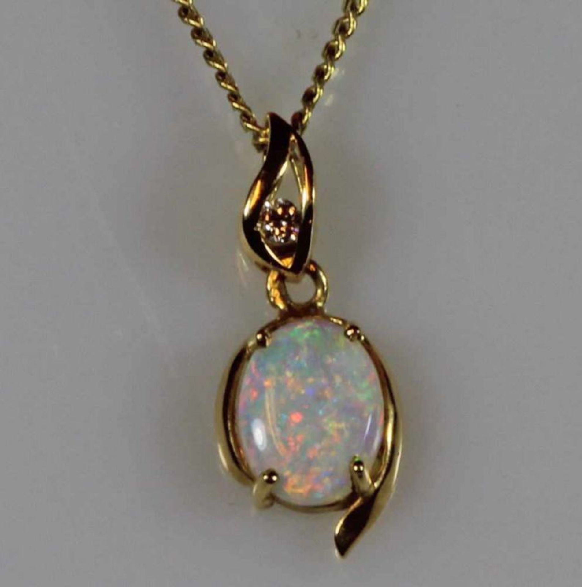 Anhänger, GG 750, Opal-Cabochon, 1 kleiner Brillant, an Collierkette, GG 585, 3 g 20.00 % buyer's