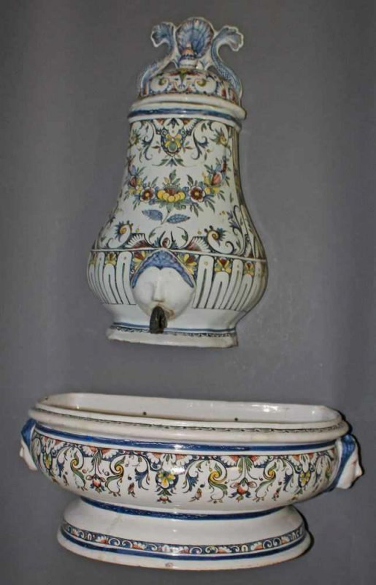 Wandwasserbehälter und Wandbecken, Fayence, Rouen oder Moulins, 18. Jh., ungemarkt, polychrom floral