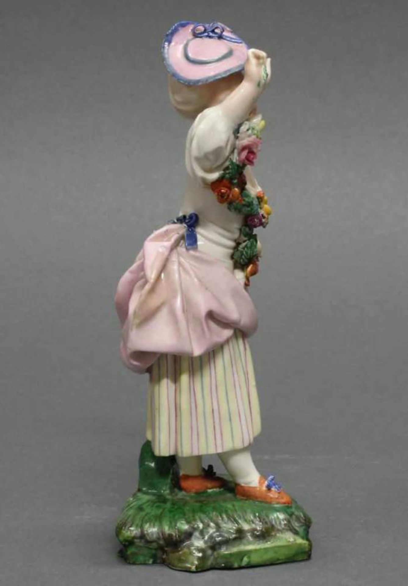 Porzellanfigur, "Dame mit Blütengirlande", Höchst, 1763-1796, Ritzmarke N 68, polychrom und - Image 4 of 5