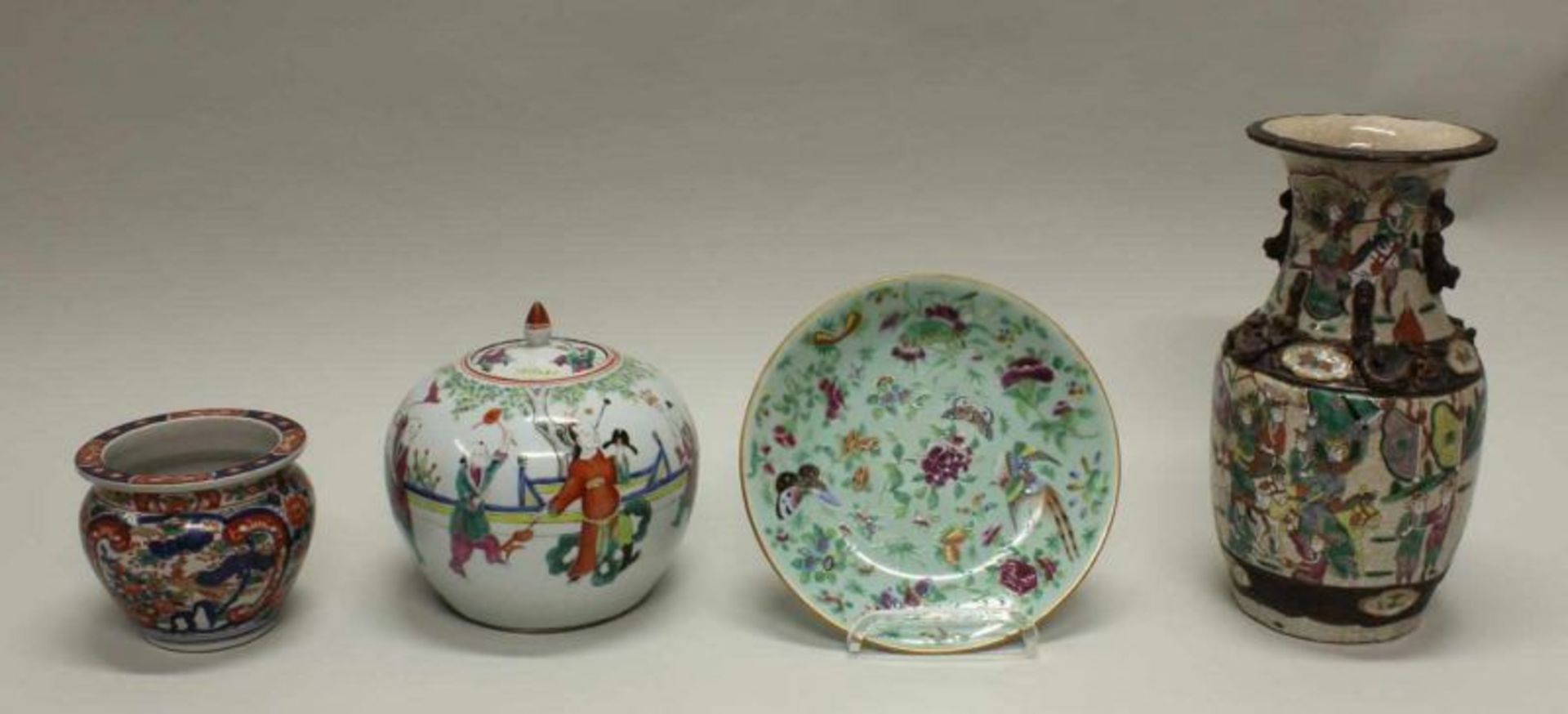 Teller, Kugeltopf, Balustervase, Cachepot, China, 19./20. Jh., Famille rose-Dekore bzw. Imari-Dekor,