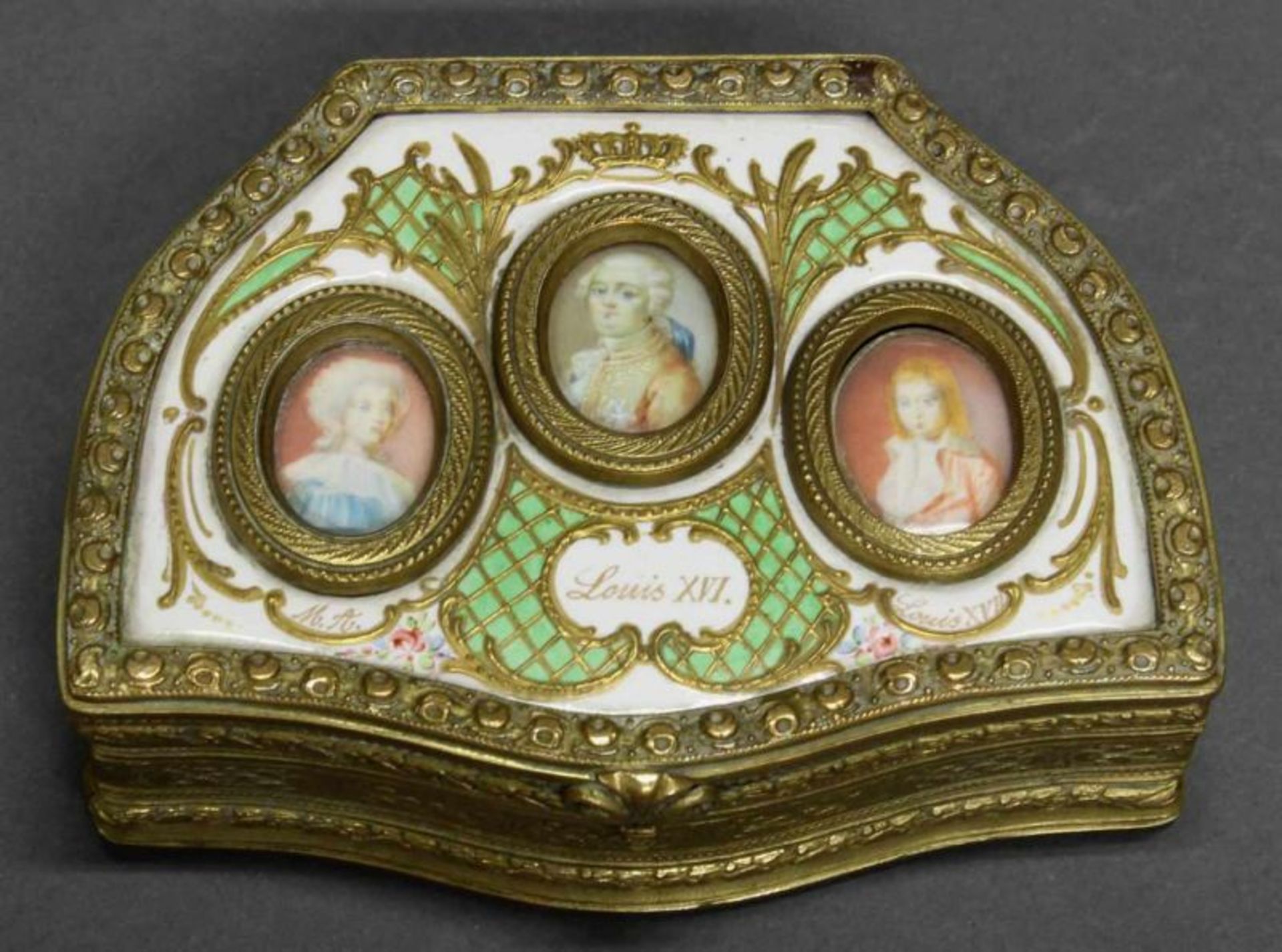 Deckeldose, "Louis XVI", 19./20. Jh., Messing, emaillierter Deckel mit drei eingelegten