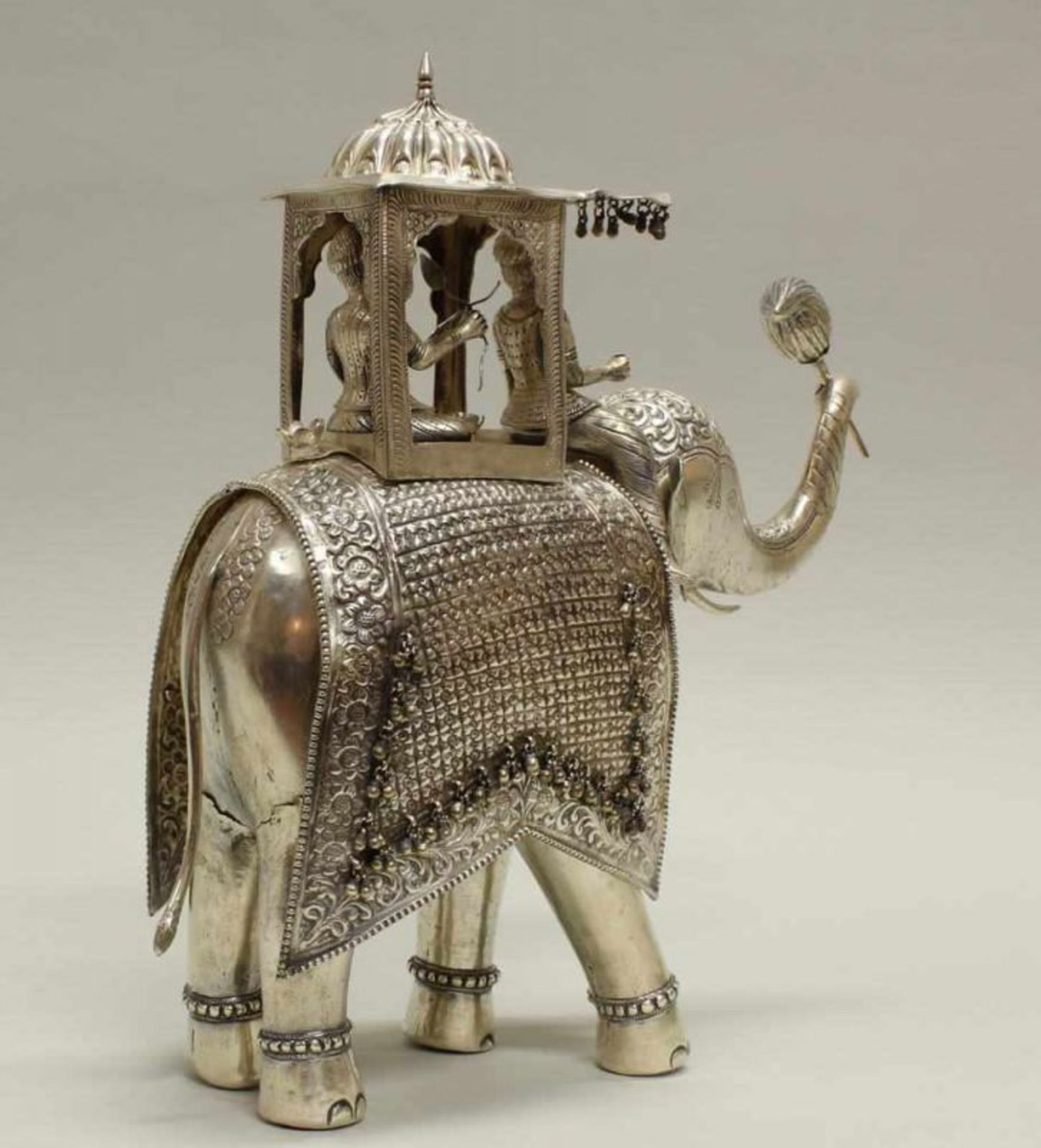 Figur, "Fürst auf Elefant", Silber 925, Südostasien, 20. Jh., 33 cm hoch, ca. 1.980 g, Beine mit - Image 2 of 3