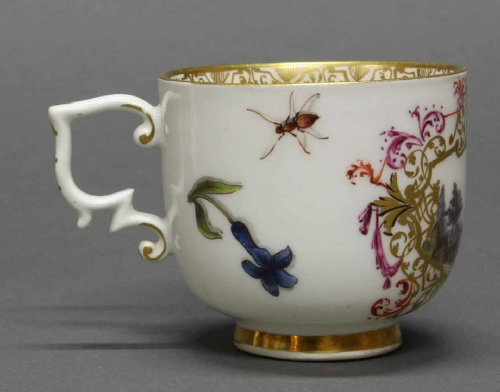 Tasse mit Untertasse, Meissen, Schwertermarke, um 1740, Goldziffer, farbig bemalt mit Jagdszenen - Image 4 of 6