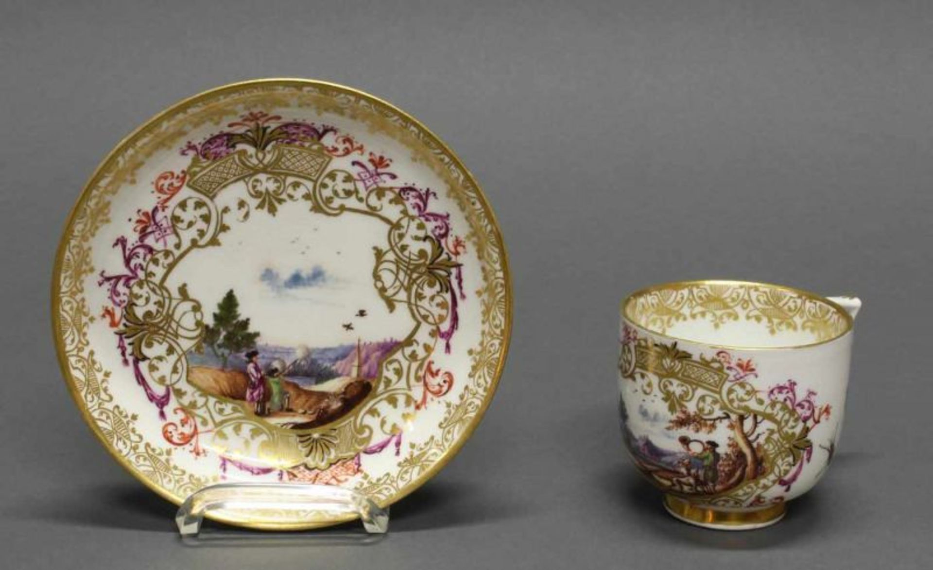 Tasse mit Untertasse, Meissen, Schwertermarke, um 1740, Goldziffer, farbig bemalt mit Jagdszenen