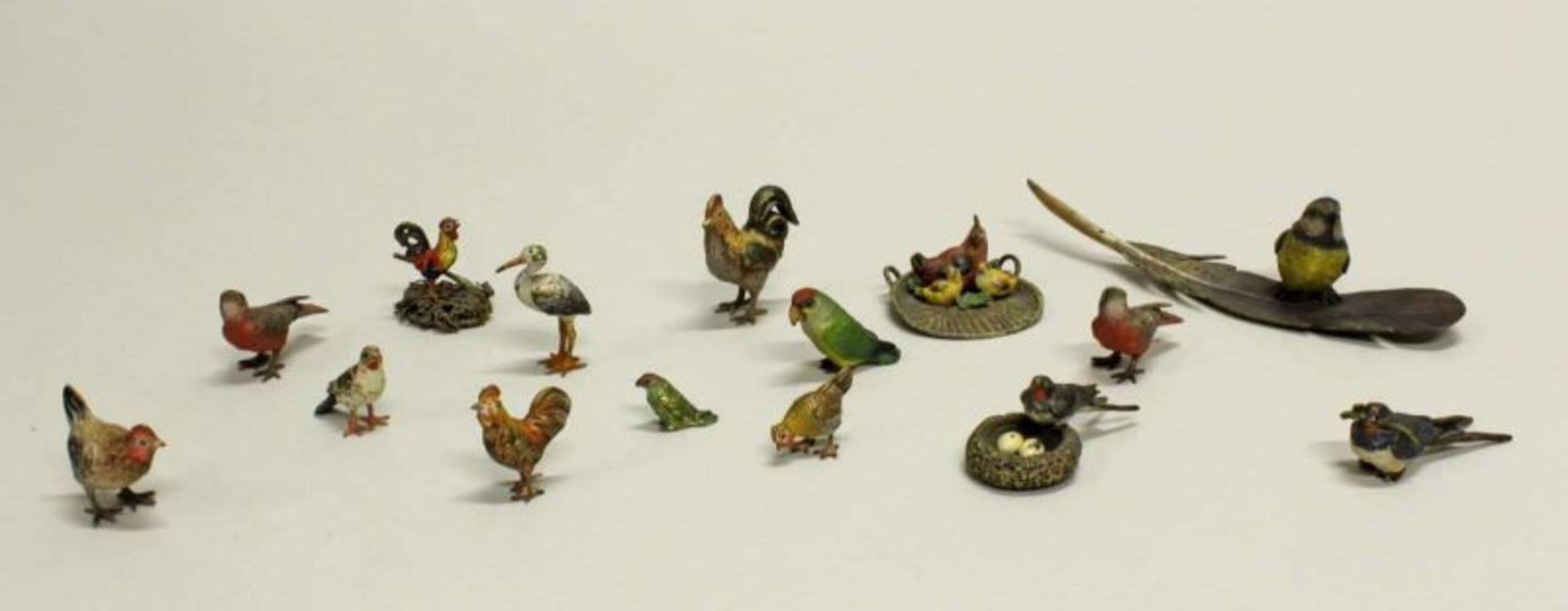 15 Miniaturfiguren, "Vögel und Hühner", Wiener Bronze, polychrom, 1.2-2.8 cm hoch, teils etwas