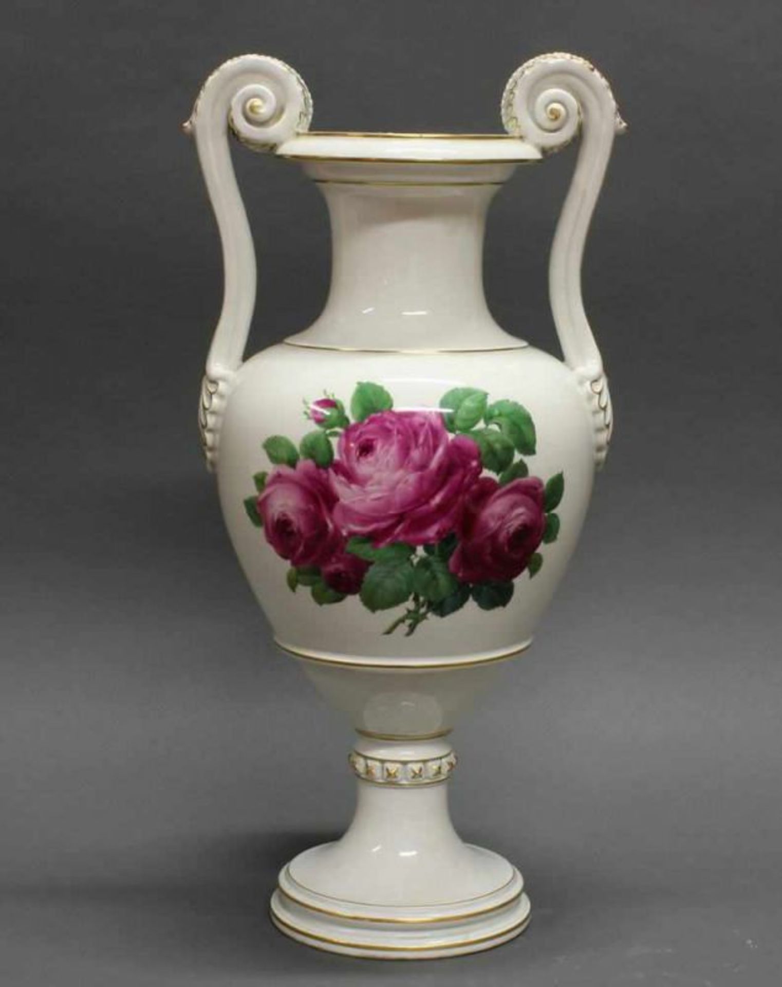 Amphoravase, Meissen, Schwertermarke, 1. Wahl, beidseitig je ein rotes Rosenbukett, Goldzier, 46.5