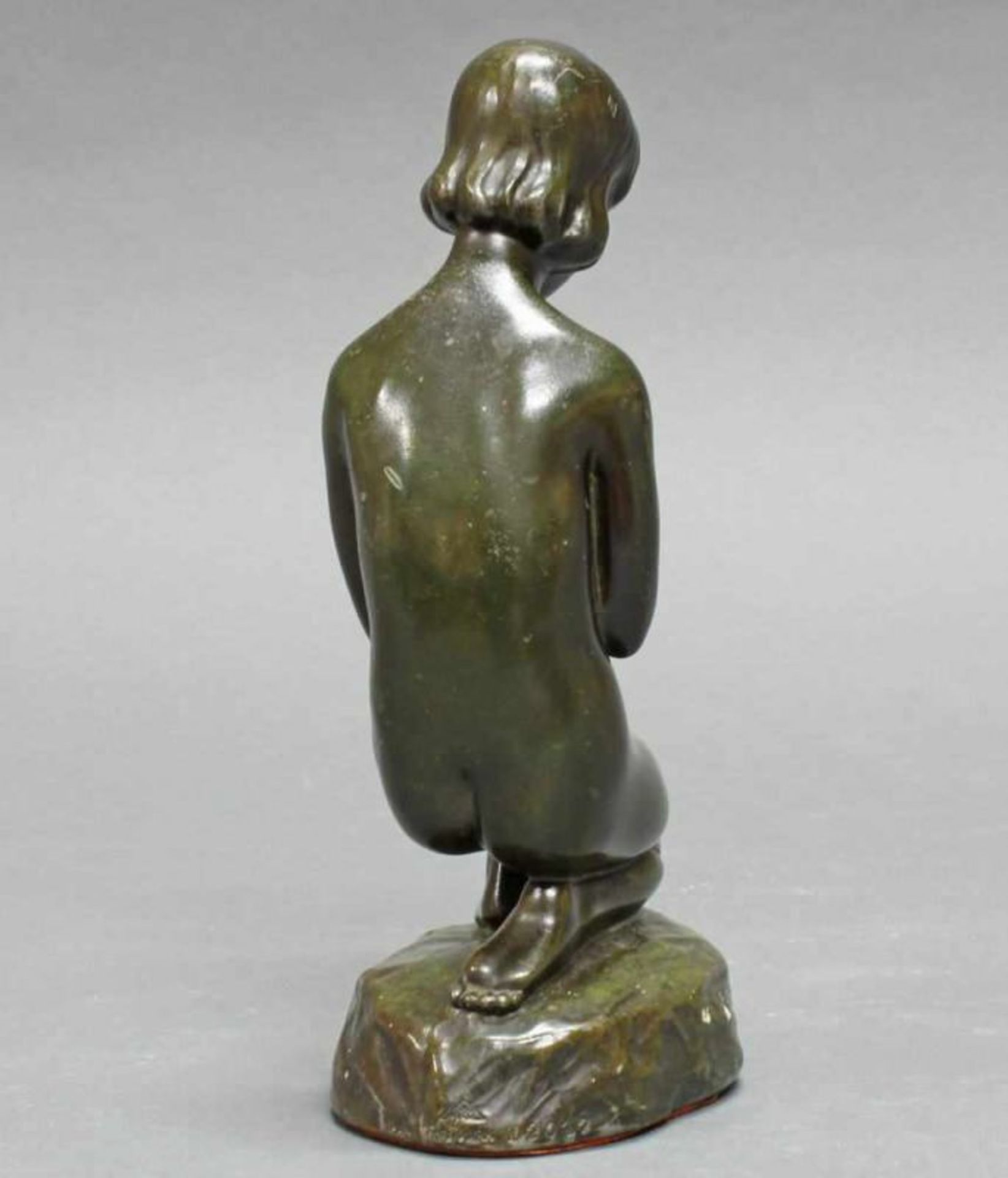 Bronze, "Sitzendes Mädchen", bezeichnet E. Borch, 17 cm hoch, Patina leicht schadhaft, minimal - Image 3 of 6