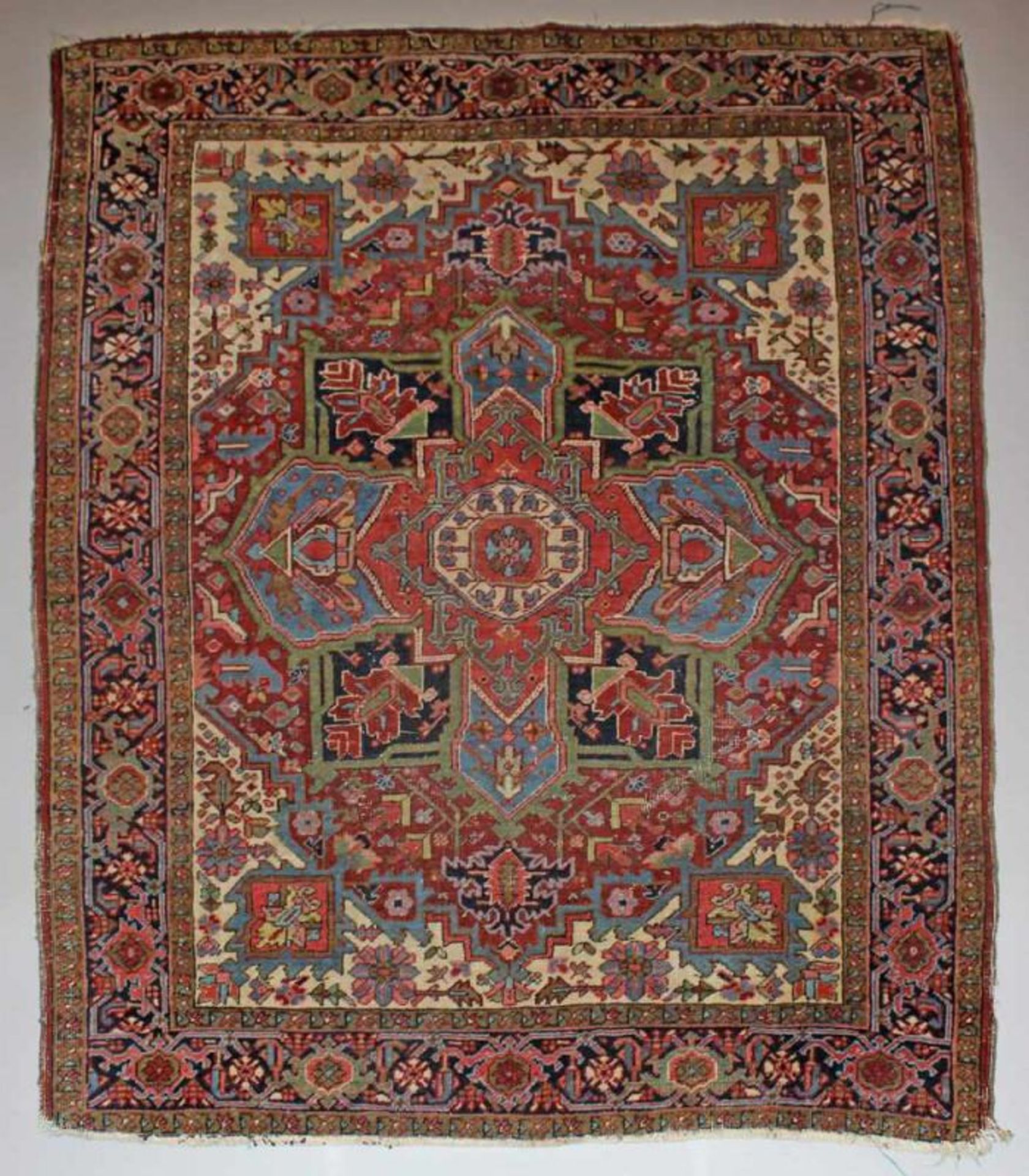 Heriz, Persien, alt, ca. 1.79 x 1.55 m, leicht gekürzt, Flor teils reduziert 20.00 % buyer's premium