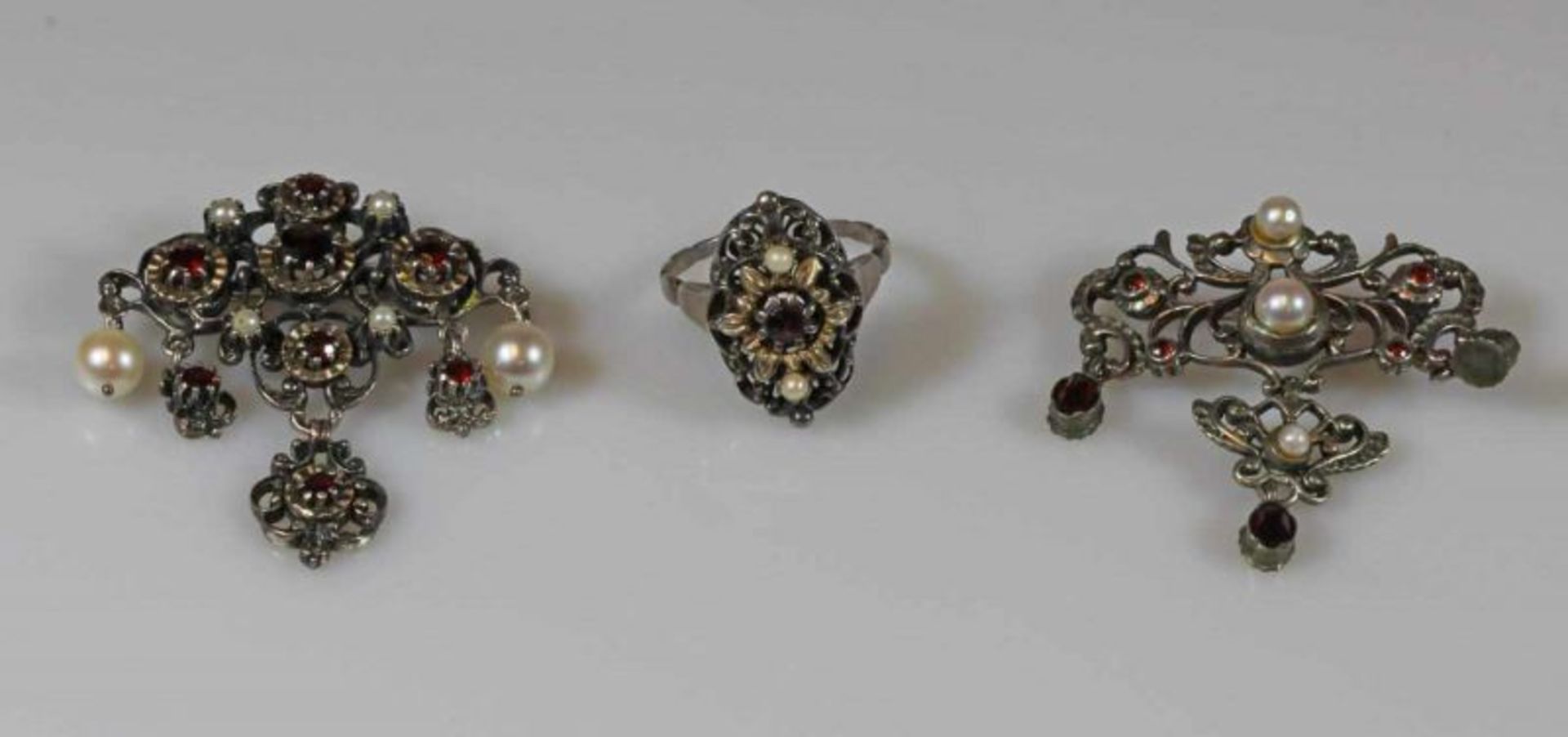 2 Broschen, 1 Ring, 2. Hälfte 19. Jh., Silber 800/835, Granat-Besatz, Perlen 20.00 % buyer's premium