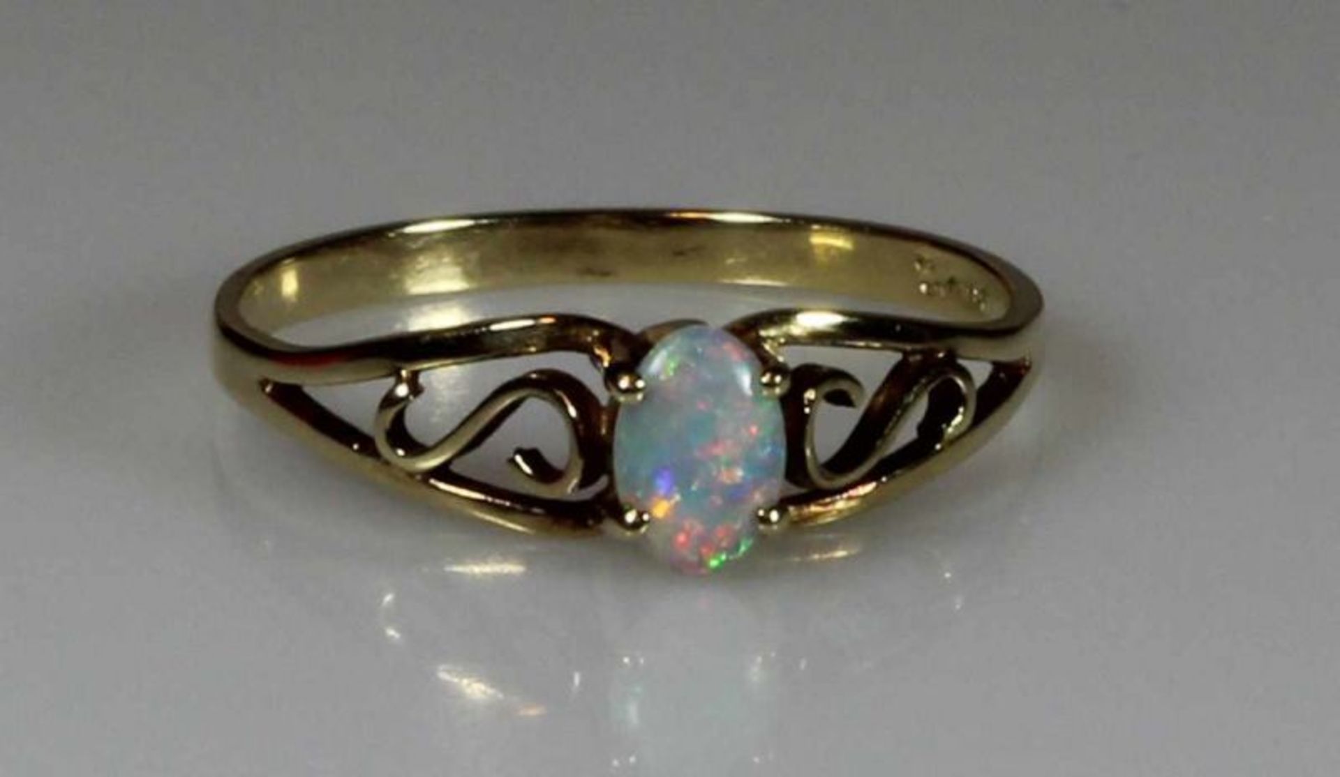 Ring, GG 585, 1 Opal-Cabochon, 1 g, RM 18 20.00 % buyer's premium on the hammer price 19.00 % VAT on