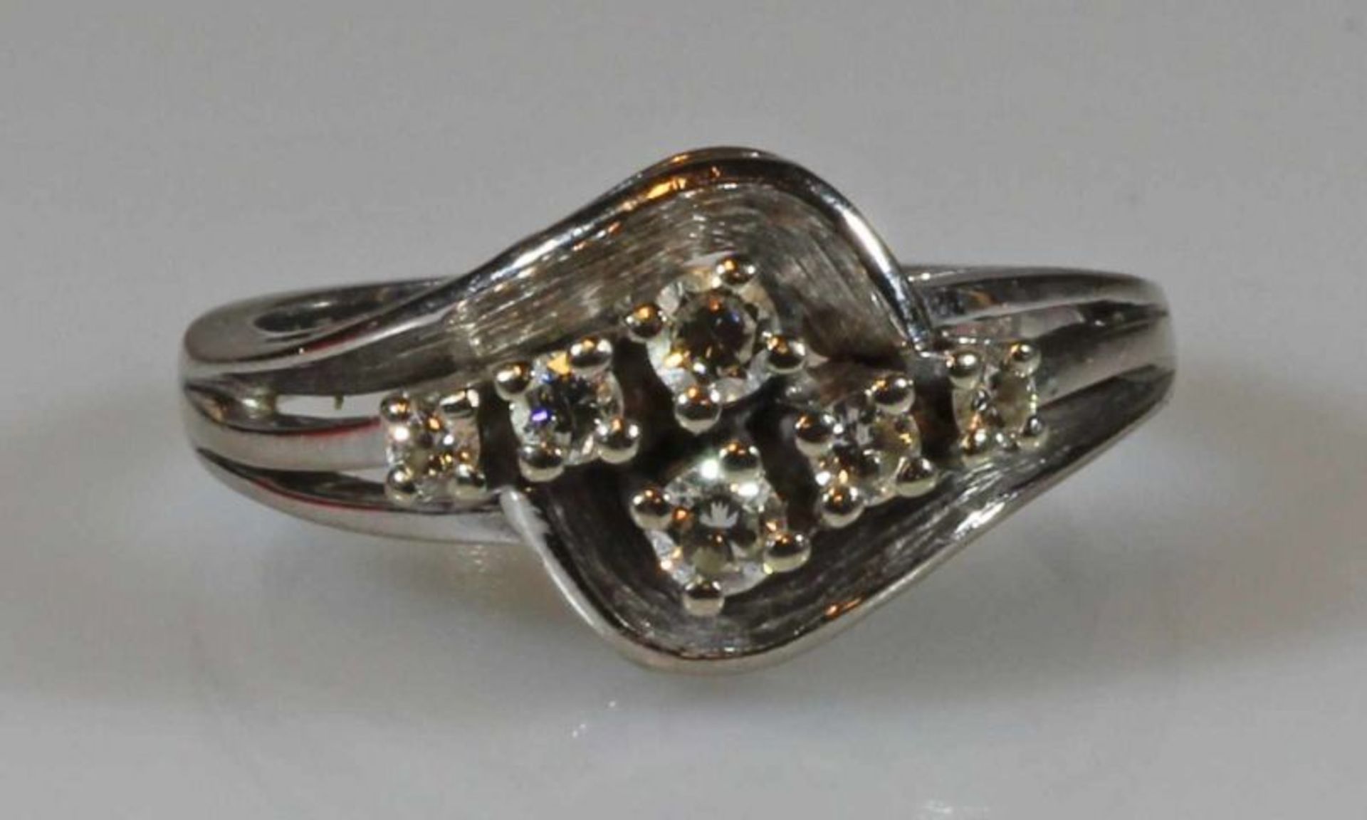 Ring, WG 585, 6 Brillanten zus. ca. 0.45 ct., 6 g, RM 18 20.00 % buyer's premium on the hammer price