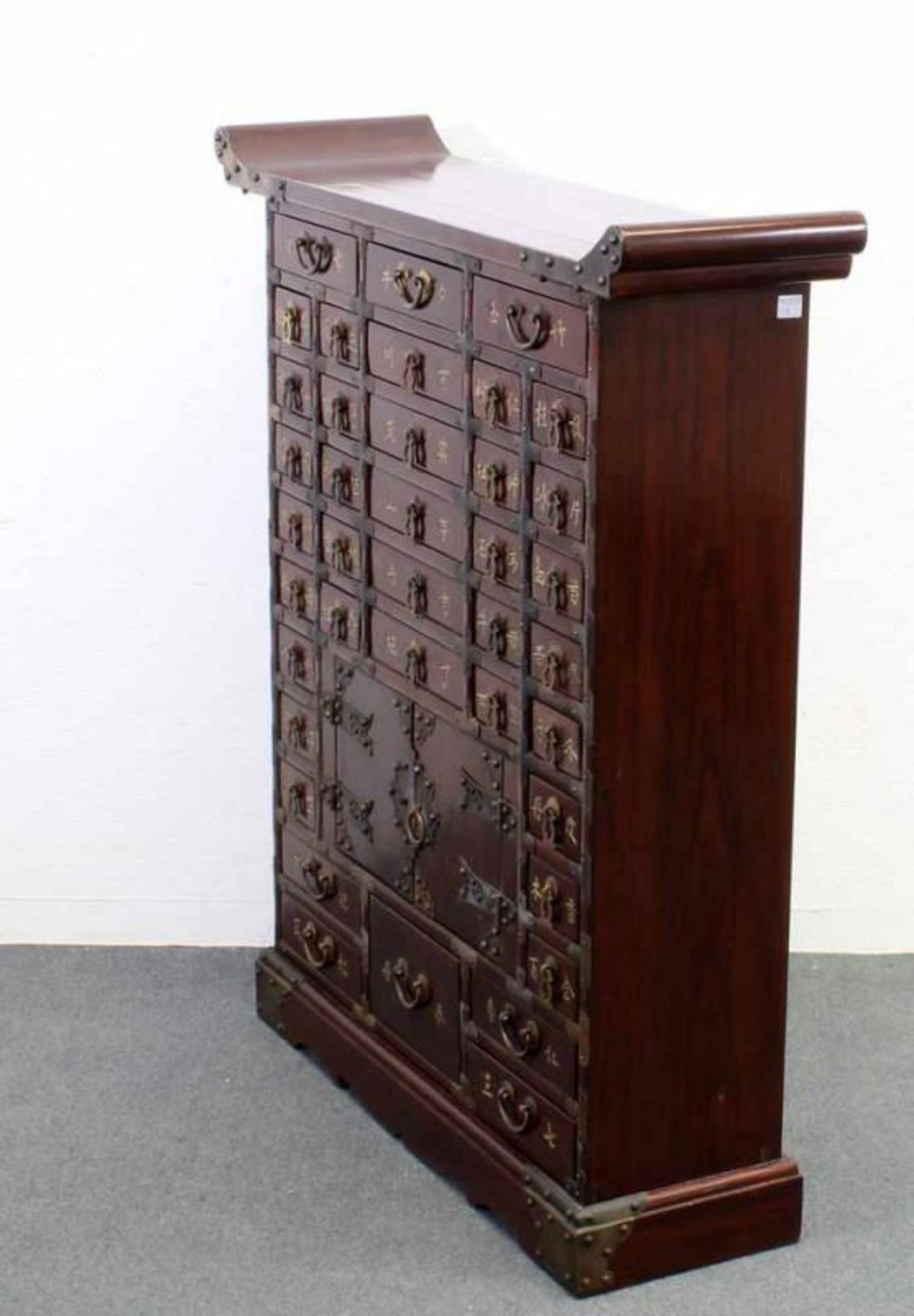 Apothekerschrank, China, um 1900, Palisander, 39 verschiedene kleine Schübe mit Schriftzeichen und - Image 2 of 2