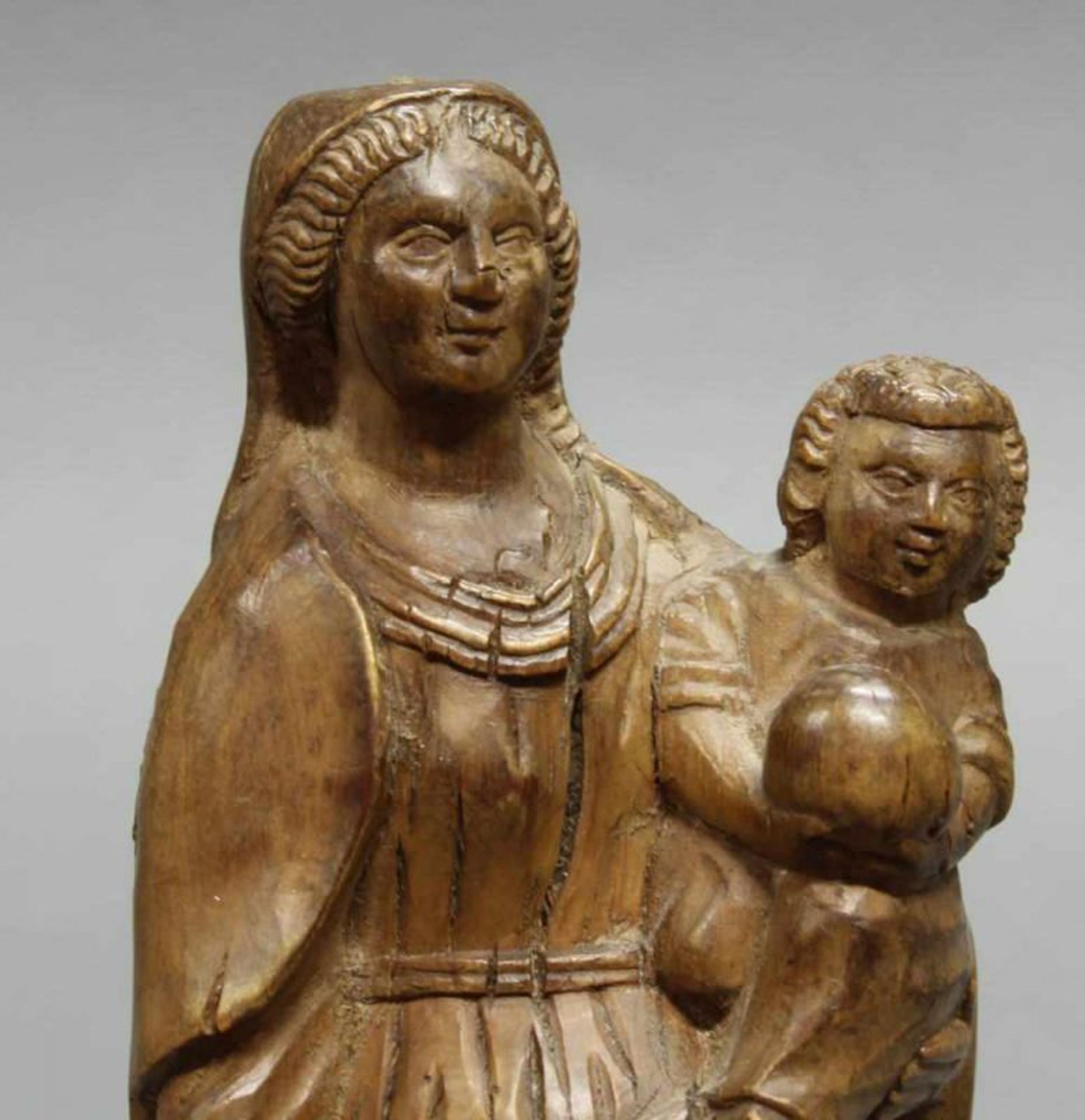 Skulptur, Holz geschnitzt, "Madonna mit Kind", deutsch, 17./18. Jh., 14 cm hoch, mehrfach - Image 2 of 3