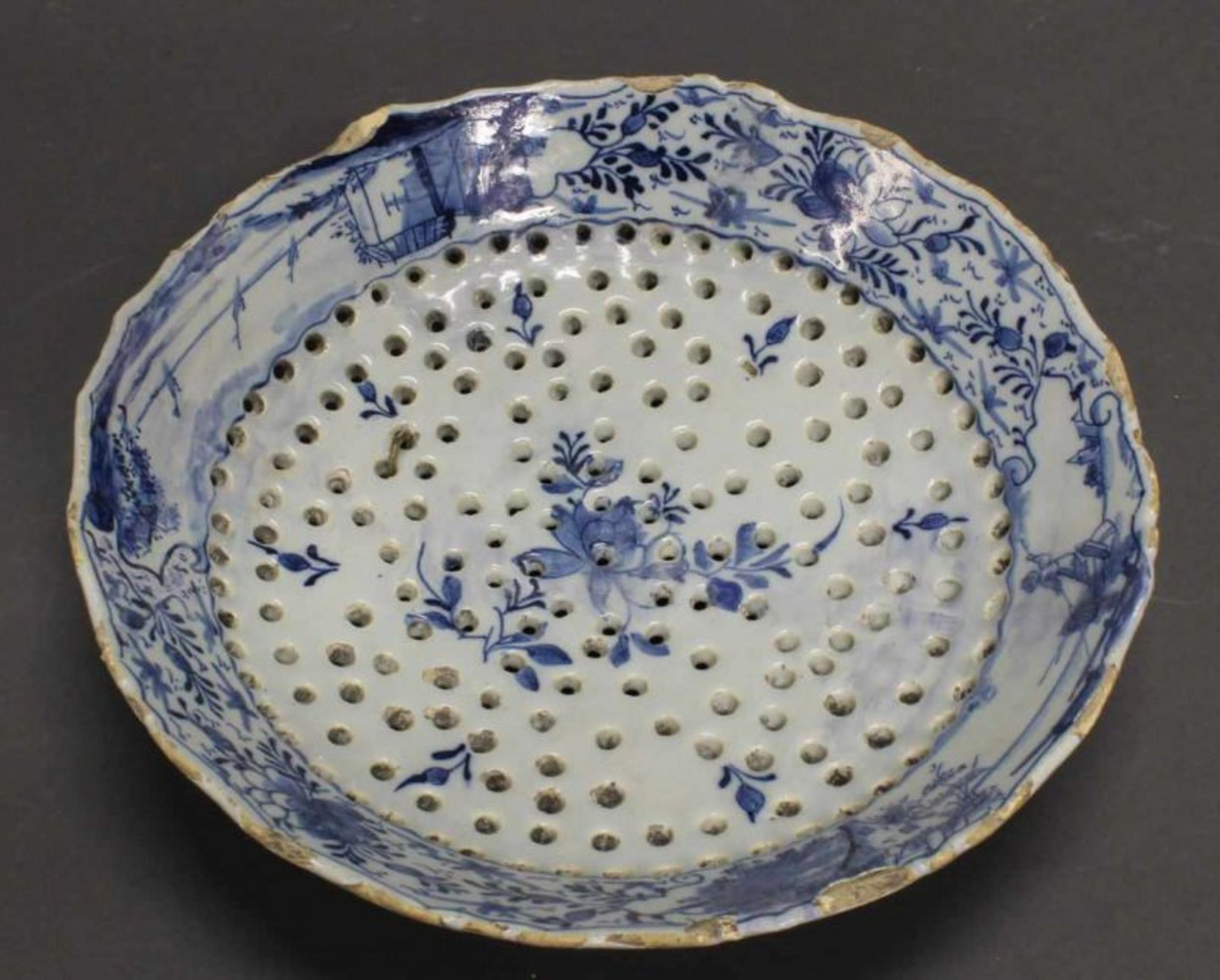 Fayencesieb, Delft, spätes 18. Jh., De Porceleyne Bijl, Beilmarke, Blaudekor, ø 23 cm,