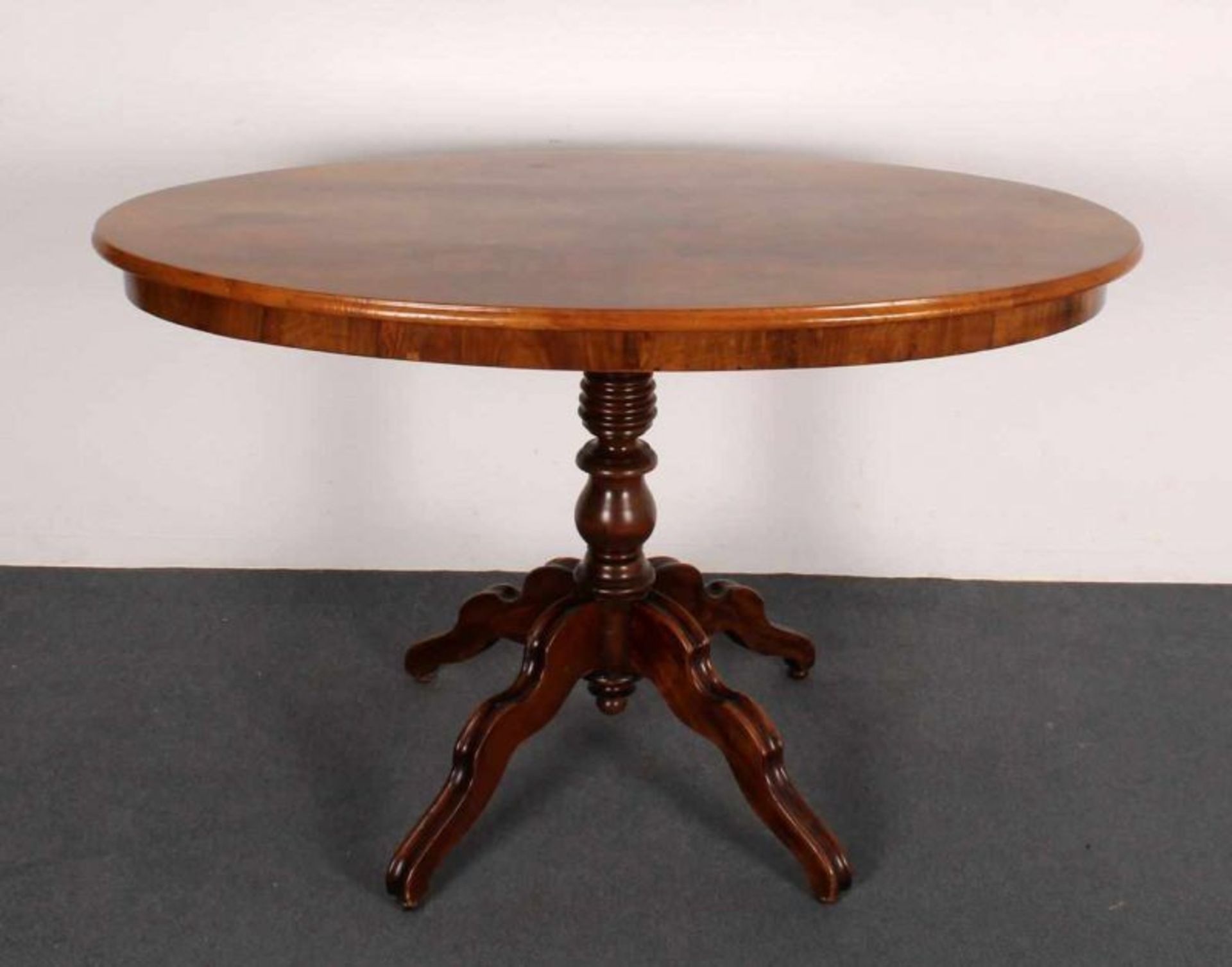 Ovaler Tisch, 19. Jh., Platte Nussmaserholz, Mittelschaft auf Vierfuß, Fuß Buche nussbaumfarbig,