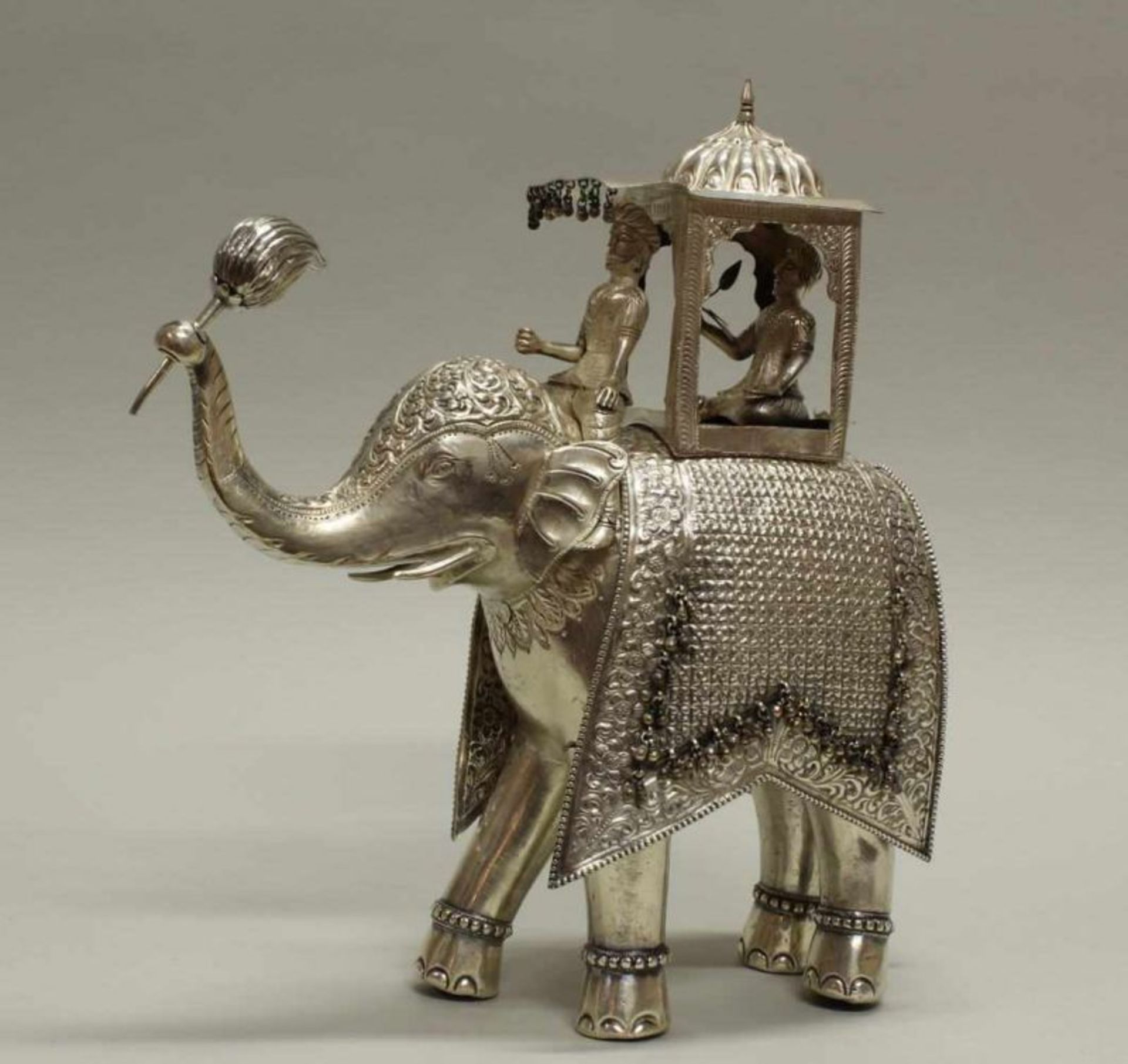 Figur, "Fürst auf Elefant", Silber 925, Südostasien, 20. Jh., 33 cm hoch, ca. 1.980 g, Beine mit
