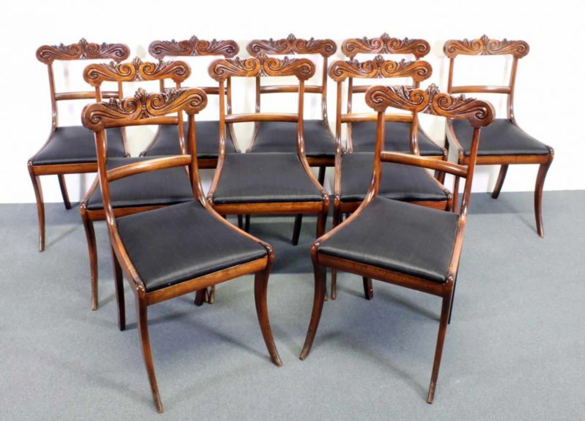 10 Stühle, England, Regency, um 1830, Mahagoni, loses Sitzpolster, geschnitzte Rückenzarge 20.00 %