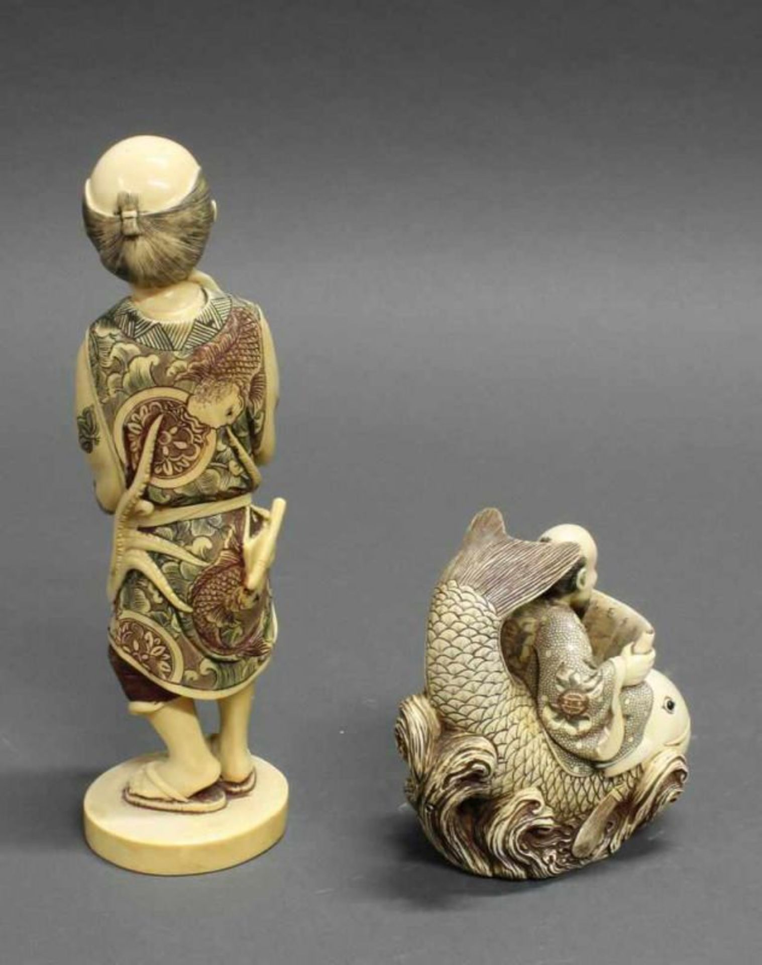 2 Okimono, "Glücksgott auf Fisch", "Stehender Mann mit Oktopus", Japan, Anfang 20. Jh., Elfenbein, - Image 2 of 3