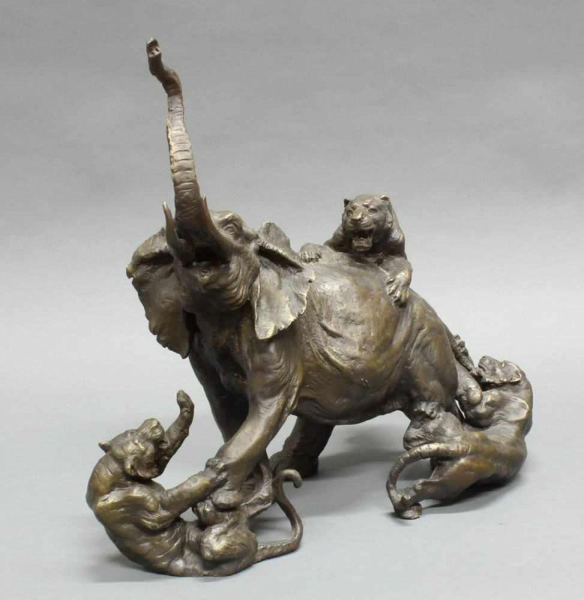 Bronze, braun patiniert, "Elefant mit Löwen kämpfend", 38 cm hoch, neuzeitlich 20.00 % buyer's - Image 2 of 3