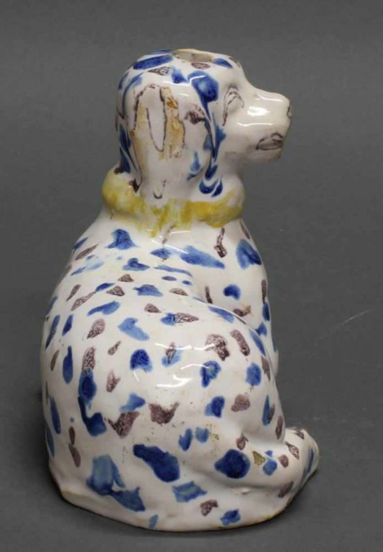 Fayenceflasche, "Liegender Hund", London, um 1700, ungemarkt, in Form eines Hundes, farbig bemalt, - Image 4 of 5