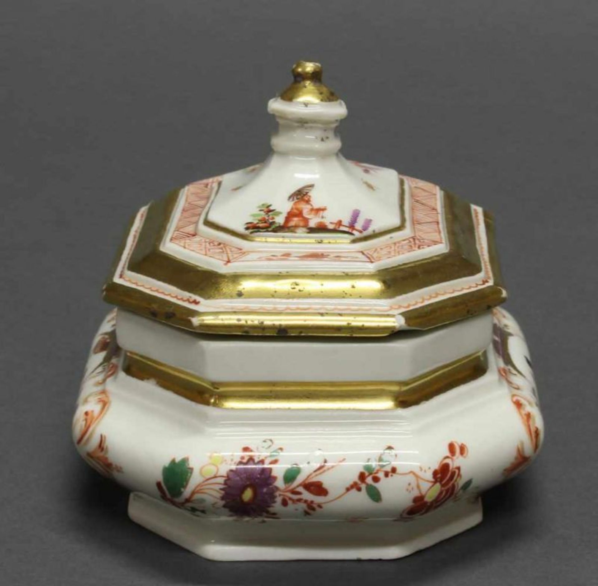 Zuckerdose, Meissen, K.P.M. Schwertermarke, um 1724, Goldziffern 33. (Boden) und 26. ( - Image 4 of 6