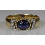 Ring, WG/GG 585, 1 Saphir-Cabochon, kleiner Diamant-Besatz, 5 g, RM 18 20.00 % buyer's premium on