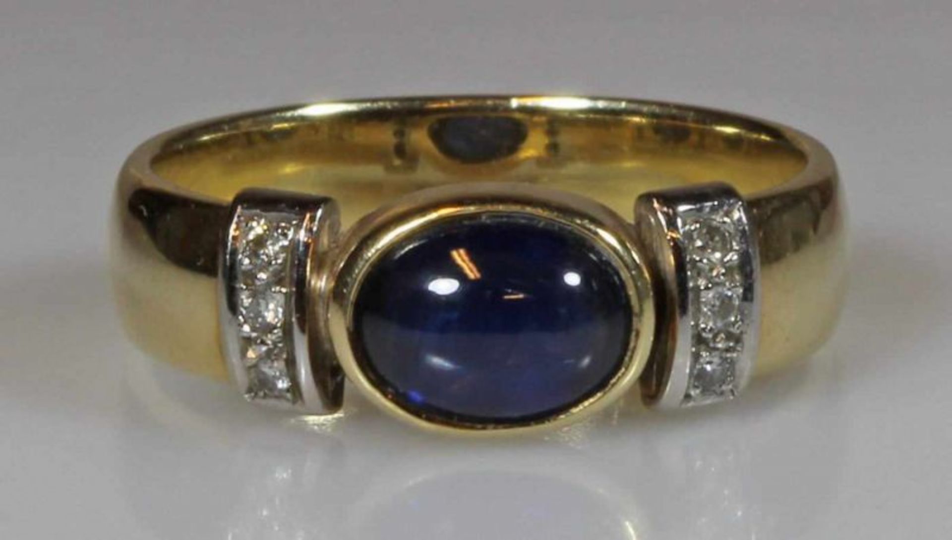 Ring, WG/GG 585, 1 Saphir-Cabochon, kleiner Diamant-Besatz, 5 g, RM 18 20.00 % buyer's premium on