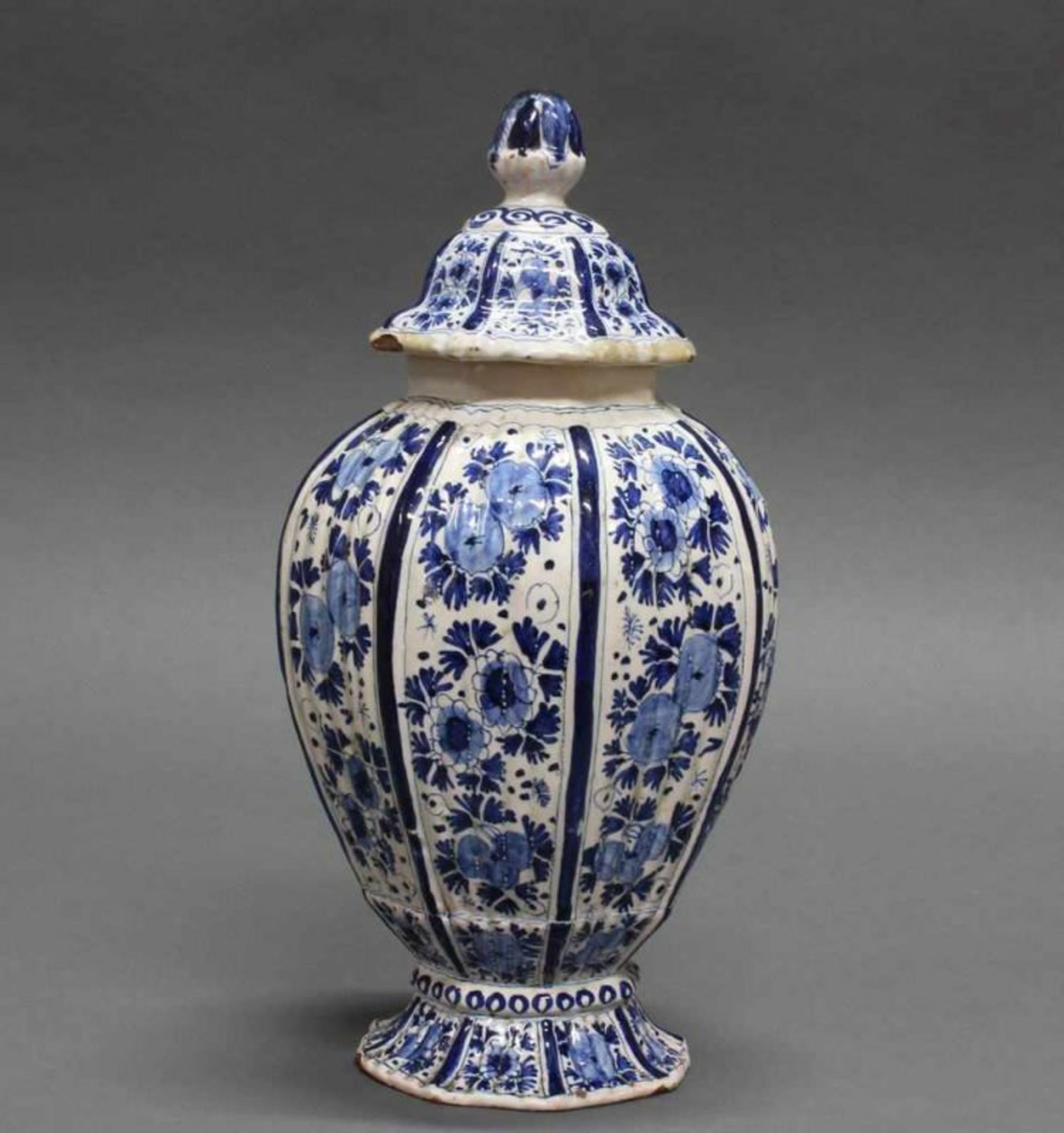 Deckelvase, Fayence, in der Art Delft, um 1800, ungemarkt, Rippenform, floraler Blaudekor, 27 cm