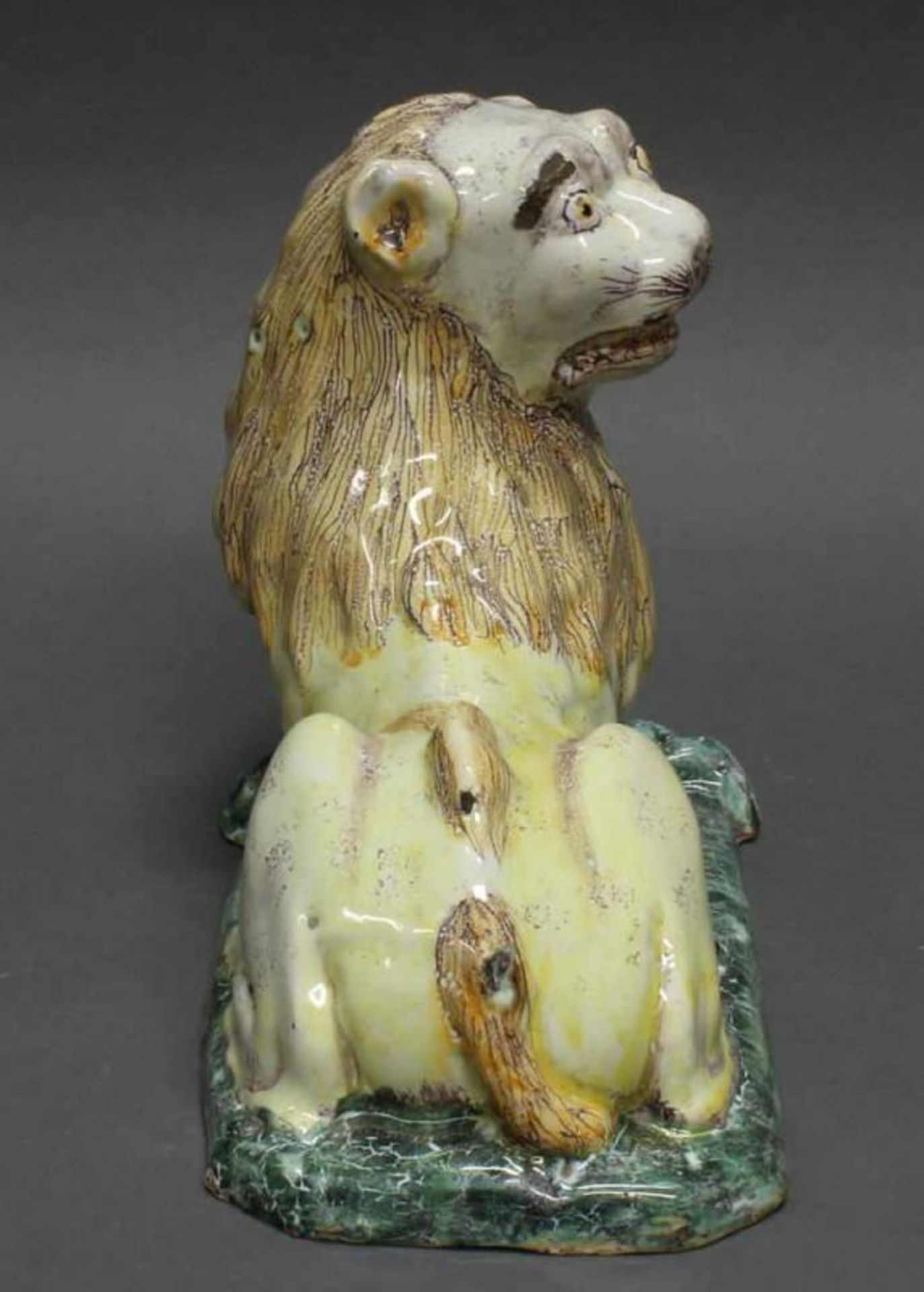 Fayencefigur, "Liegender Löwe mit Füllhorn", Brüssel, Mitte 18. Jh., ungemarkt, polychrom, 21 cm - Image 3 of 4