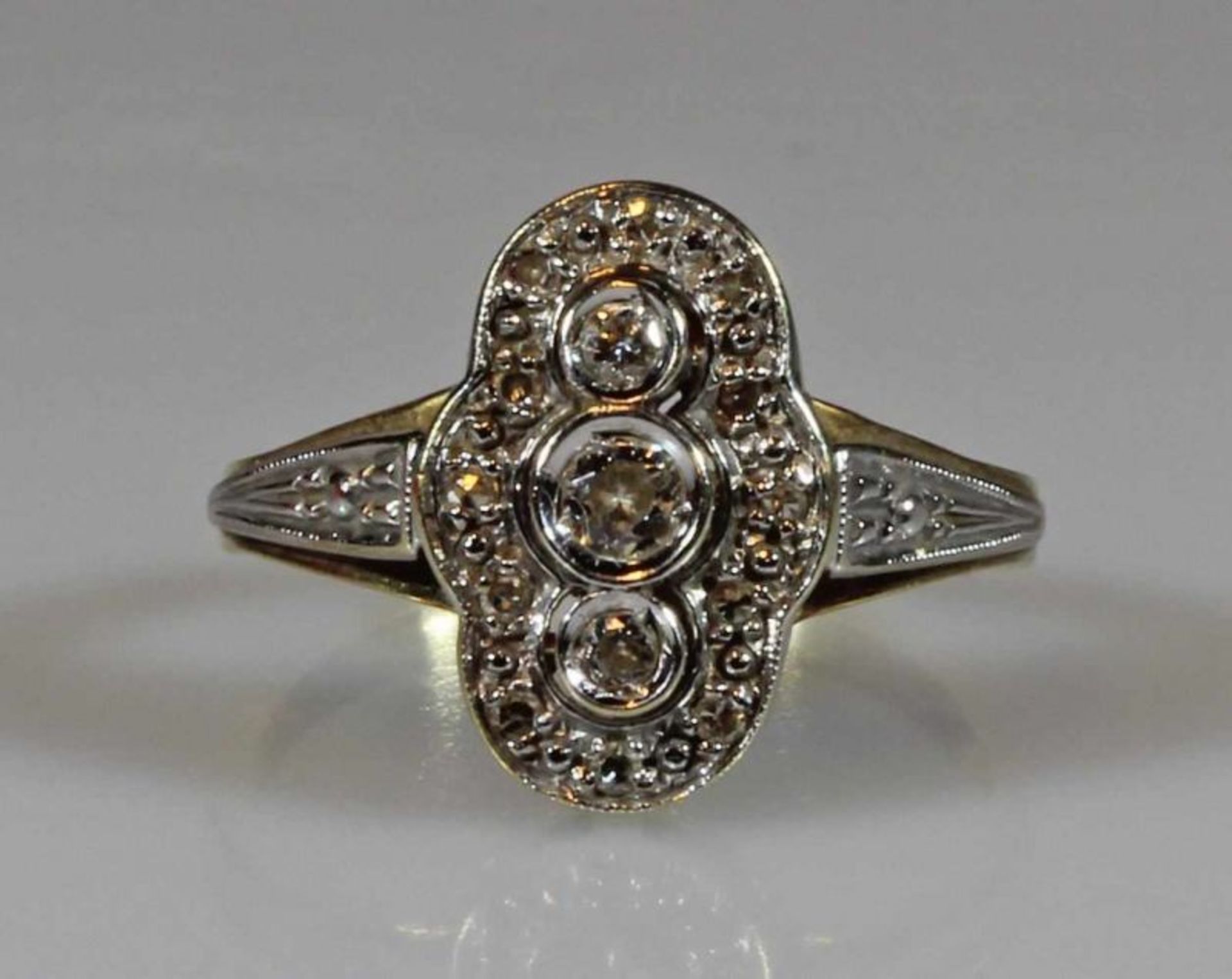 Ring, Art Deco, um 1930, GG 585, weiß belötet, 3 Altschliff-Diamanten, Besatz-Diamanten, 4 g, RM