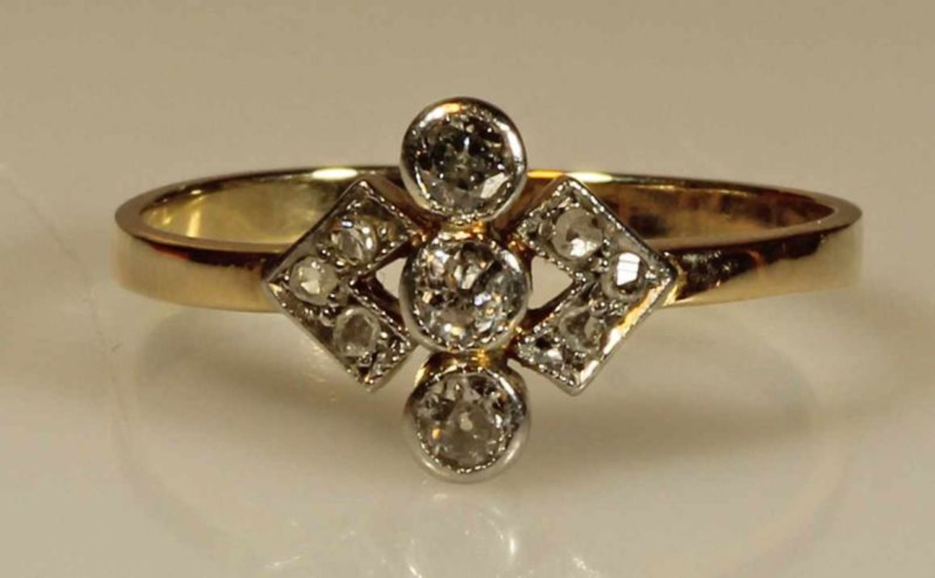 Ring, Art Deco, um 1920/30, GG 585, teils weiß belötet, 3 Diamantrosen, 6 Diamanten, 2 g, RM 17 20.