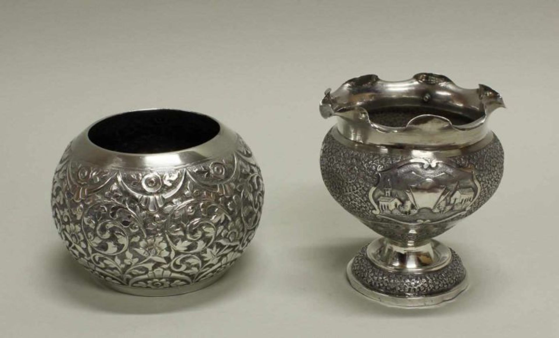 Vase und Fußschale, Silber, Südostasien, 20. Jh., ungemarkt, verschiedene Reliefdekore, 11.5-15 cm