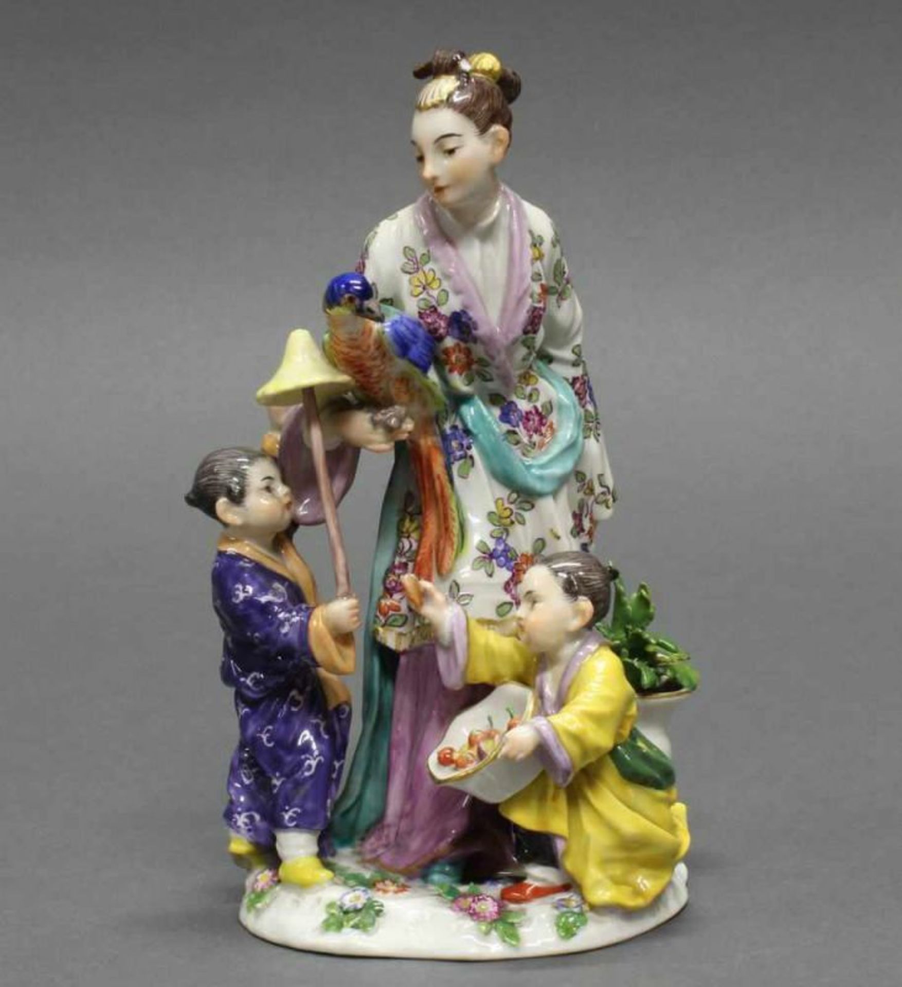 Porzellangruppe, "Chinesin mit Papagei und zwei Kindern", Meissen, Schwertermarke, 1924-1934, 1.