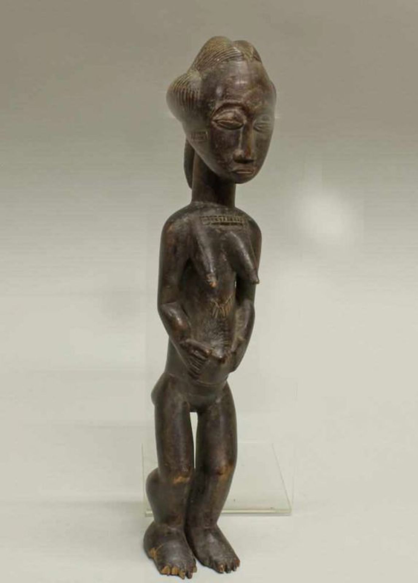 Afrikanische Skulptur, Frau mit geflochtenen Haaren, die Hände auf dem Bauch haltend, mit Tattoos,