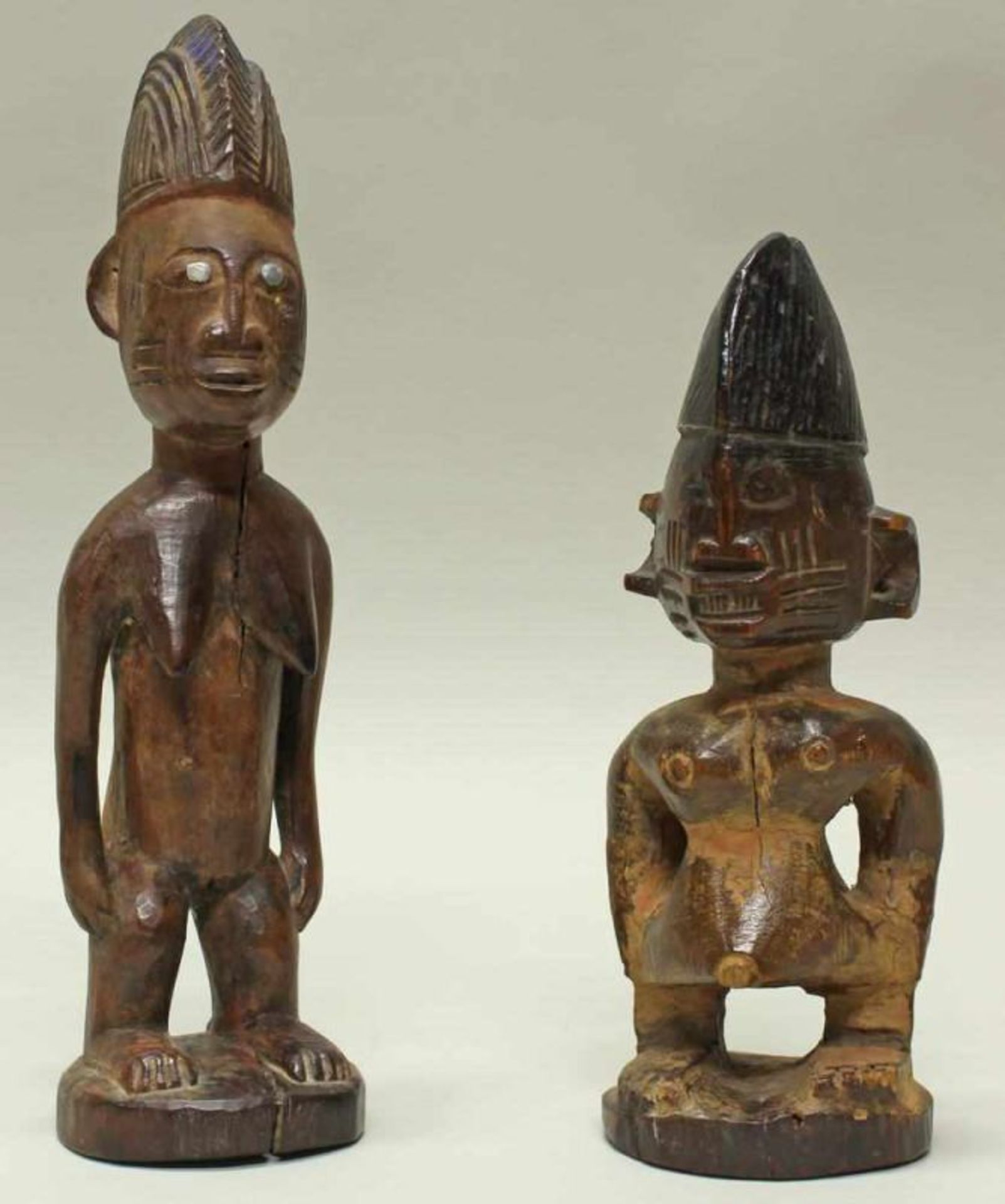 2 Figuren, Ibedji, Yoruba, Nigeria, Afrika, authentisch, Holz, patiniert, 23 cm bzw. 29 cm hoch.