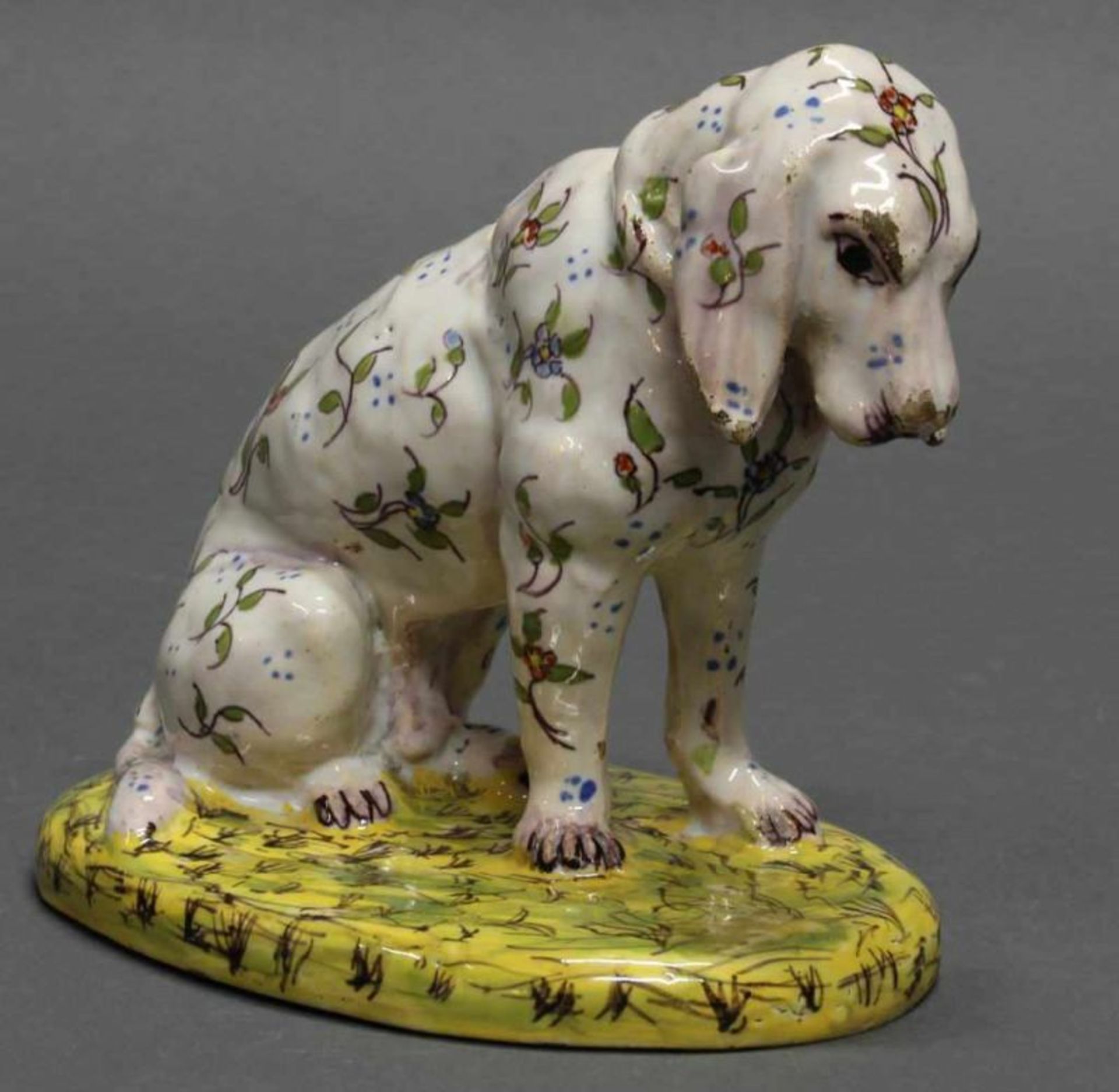 Fayencefigur, "Sitzender Spaniel", Frankreich, Desvres, 19. Jh., gemarkt JF No. 362, polychrom, 11