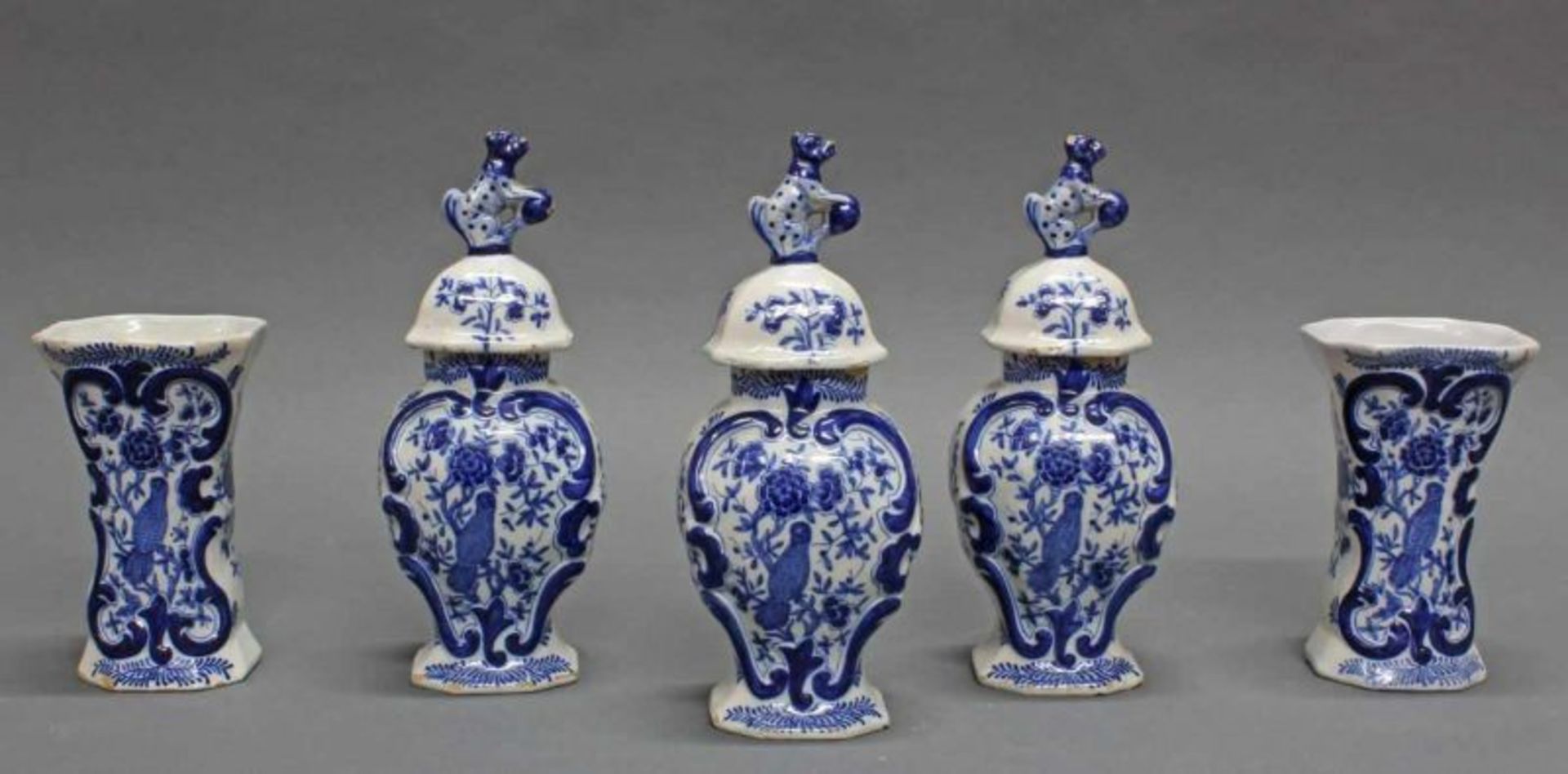 Vasengarnitur, 5 Teile, Fayence, Delft, De Porceleyne Schotel, 18. Jh., blaue Marke VDuijn, floraler