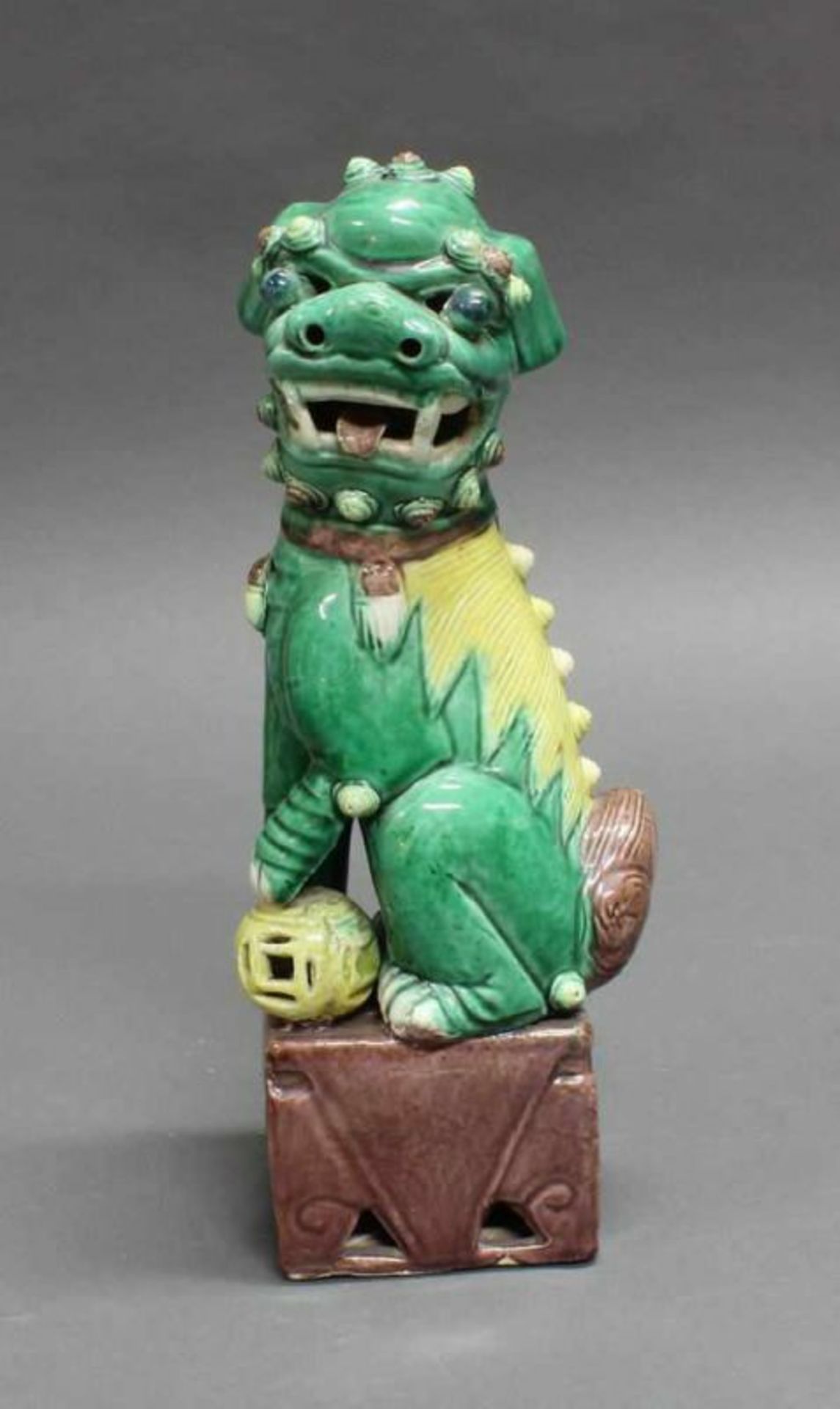 Porzellanfigur, "Fo-Hund mit Brokatball", China, 19./20. Jh, polychrom, 24.5 cm hoch 20.00 % buyer's