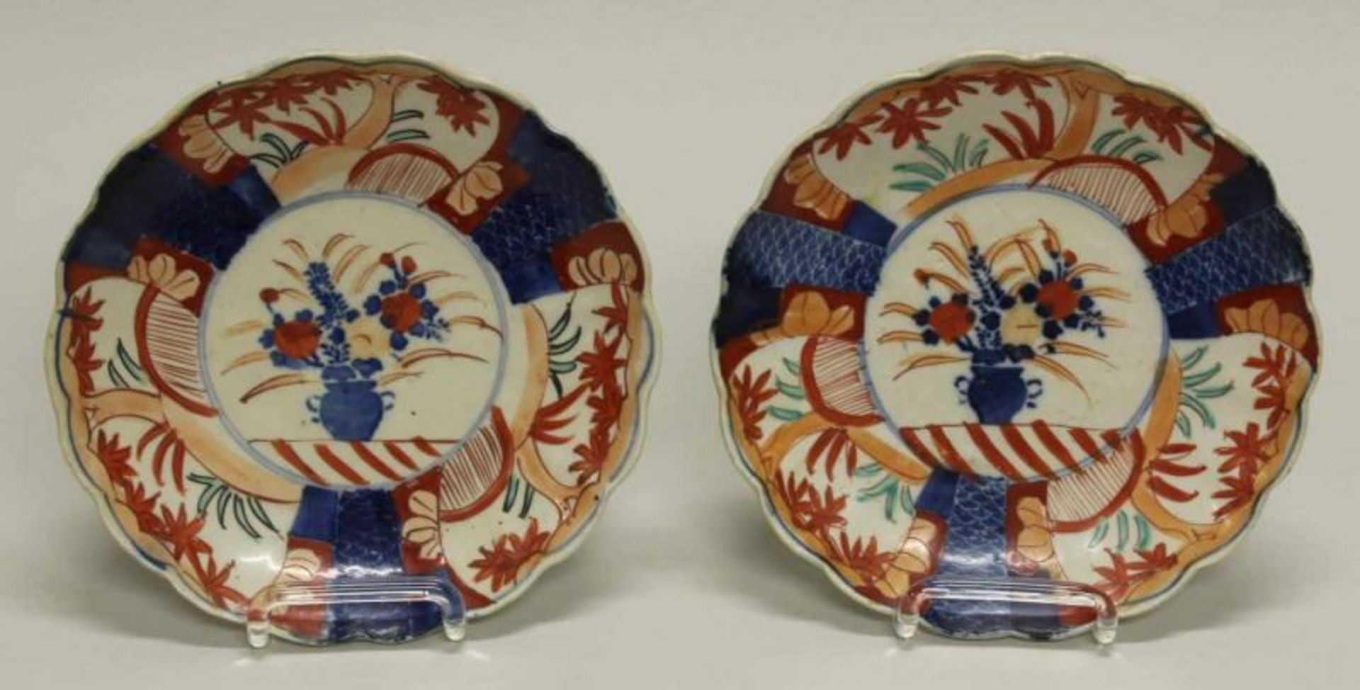 Paar Teller, Japan, um 1900, Porzellan, Imari-Dekor, ø 21 cm 20.00 % buyer's premium on the hammer