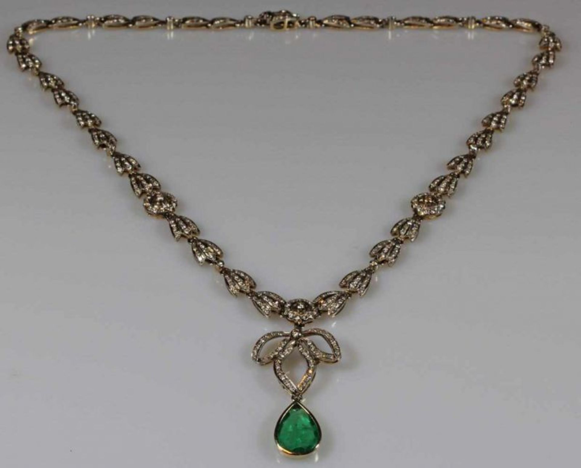 Collier, mit abnehmbarem Anhänger, 1920er/30er Jahre, feine Juwelierarbeit, GG 750, weiß belötet,
