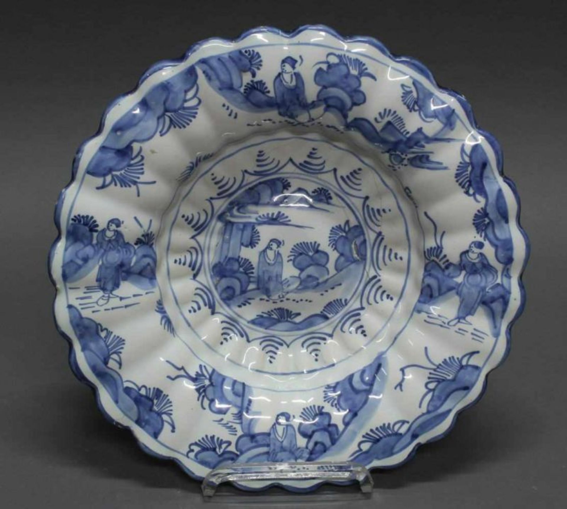 2 Fächerplatten, Fayence, Frankfurt, um 1700, ungemarkt, blaugemalte Chinoiserien, ø 30 cm ( - Image 2 of 3