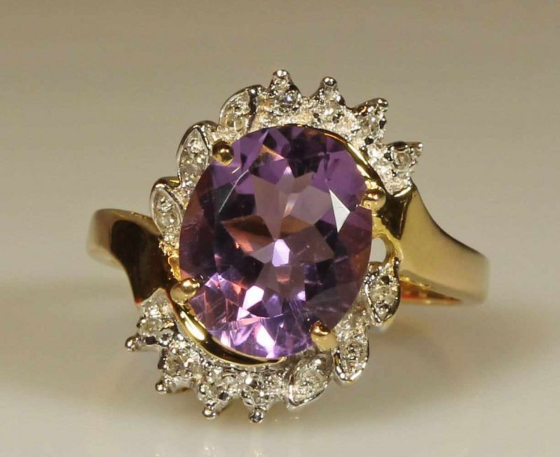 Ring, GG 585, 1 ovaler facettierter Amethyst, ca. 11 x 9 mm, 14 Achtkantdiamanten, zus. ca. 0.07