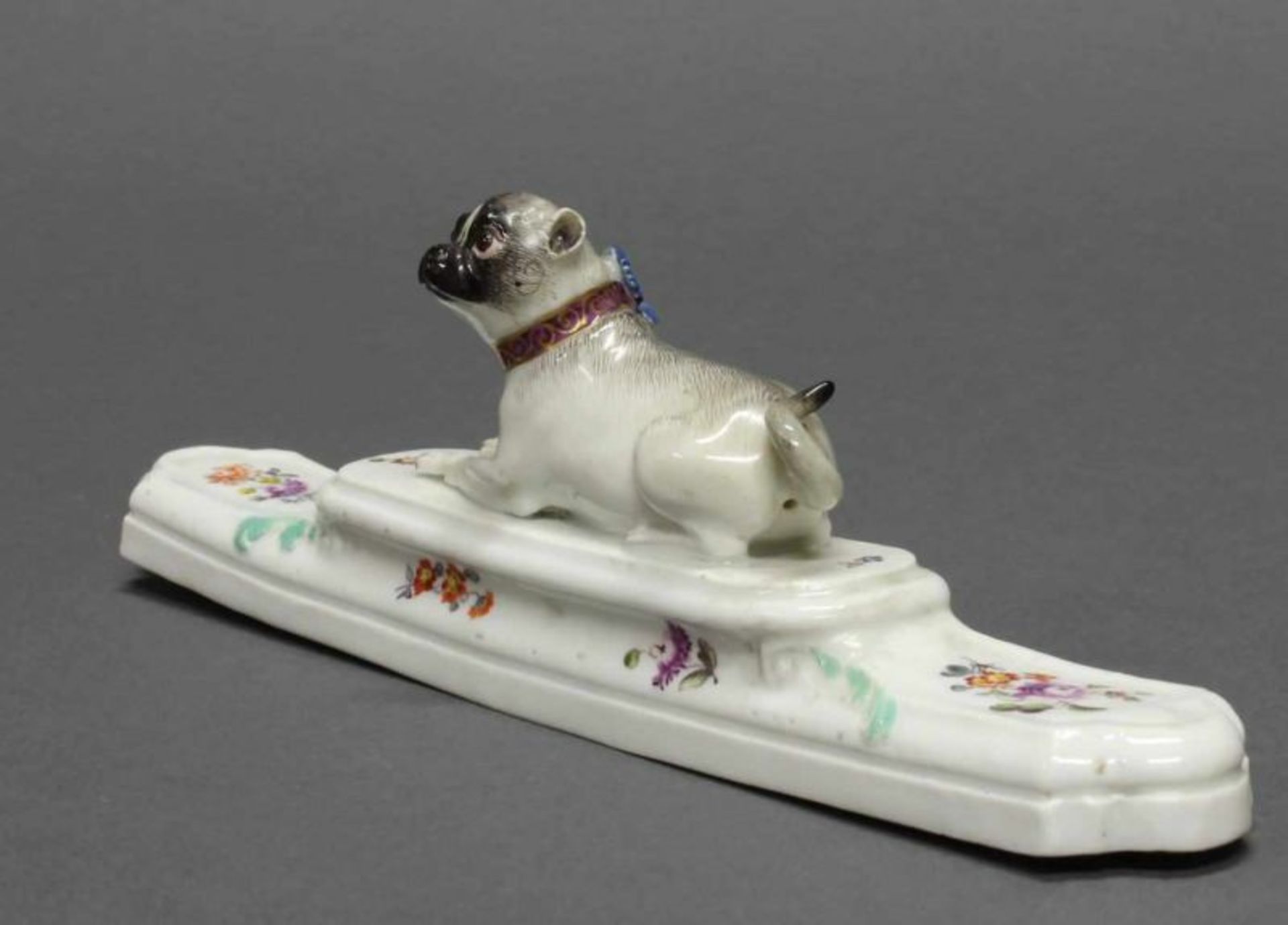 Briefbeschwerer, "Mops", Meissen, Schwertermarke, um 1750, liegender Hund auf breitem Sockel, - Image 4 of 4