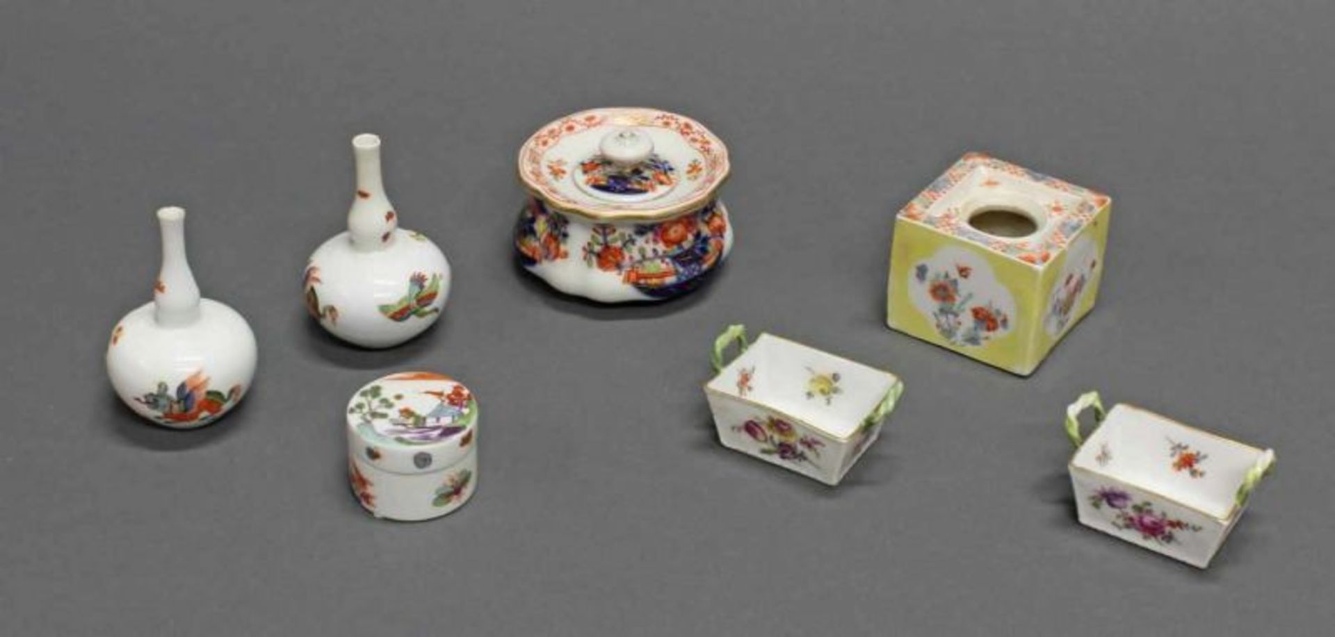 5 Miniaturteile, Meissen, 18. Jh., Deckeldose mit Schwertermarke, polychrom, teils goldstaffiert: