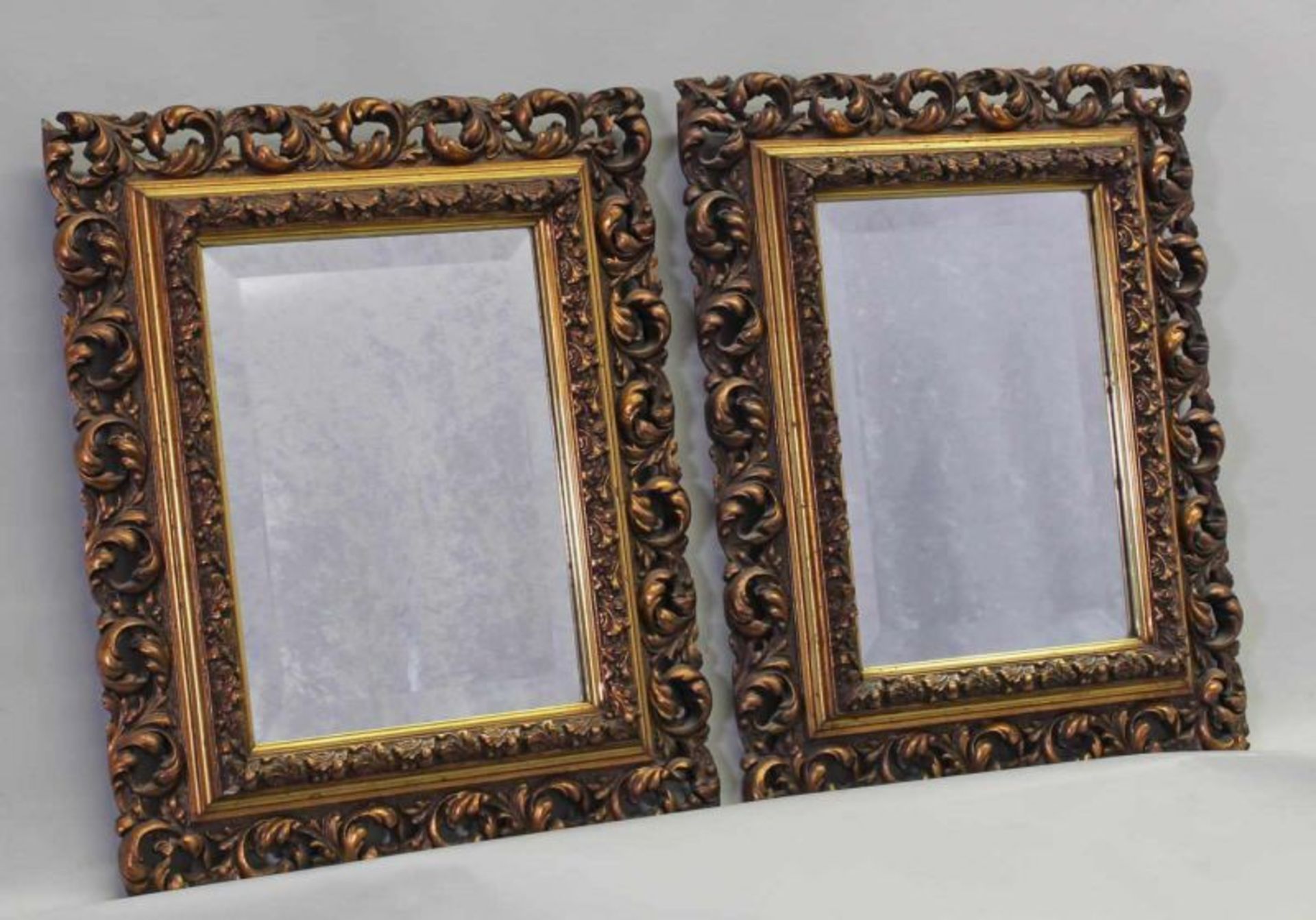 Paar Spiegel, Barockstil, 20. Jh., Holz, goldbronziert, Spiegelglas mit Facette, 52 x 42 cm 20.